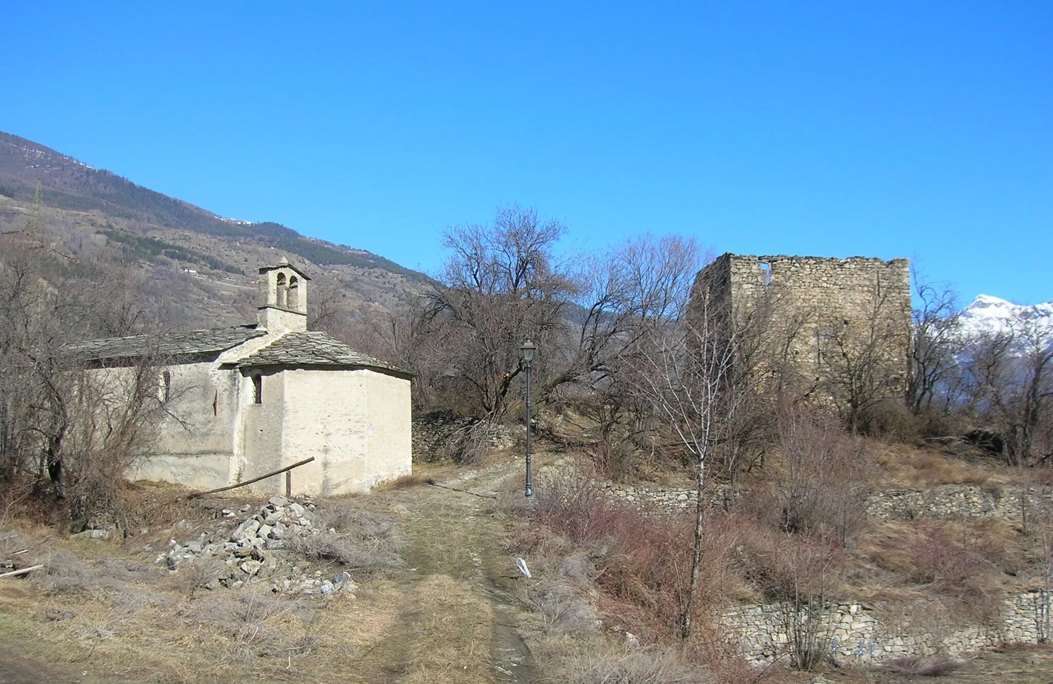 Photo showing: Torre dei Salassi e chiesa  in inverno a Jovençan, Valle d'Aosta, Italia.