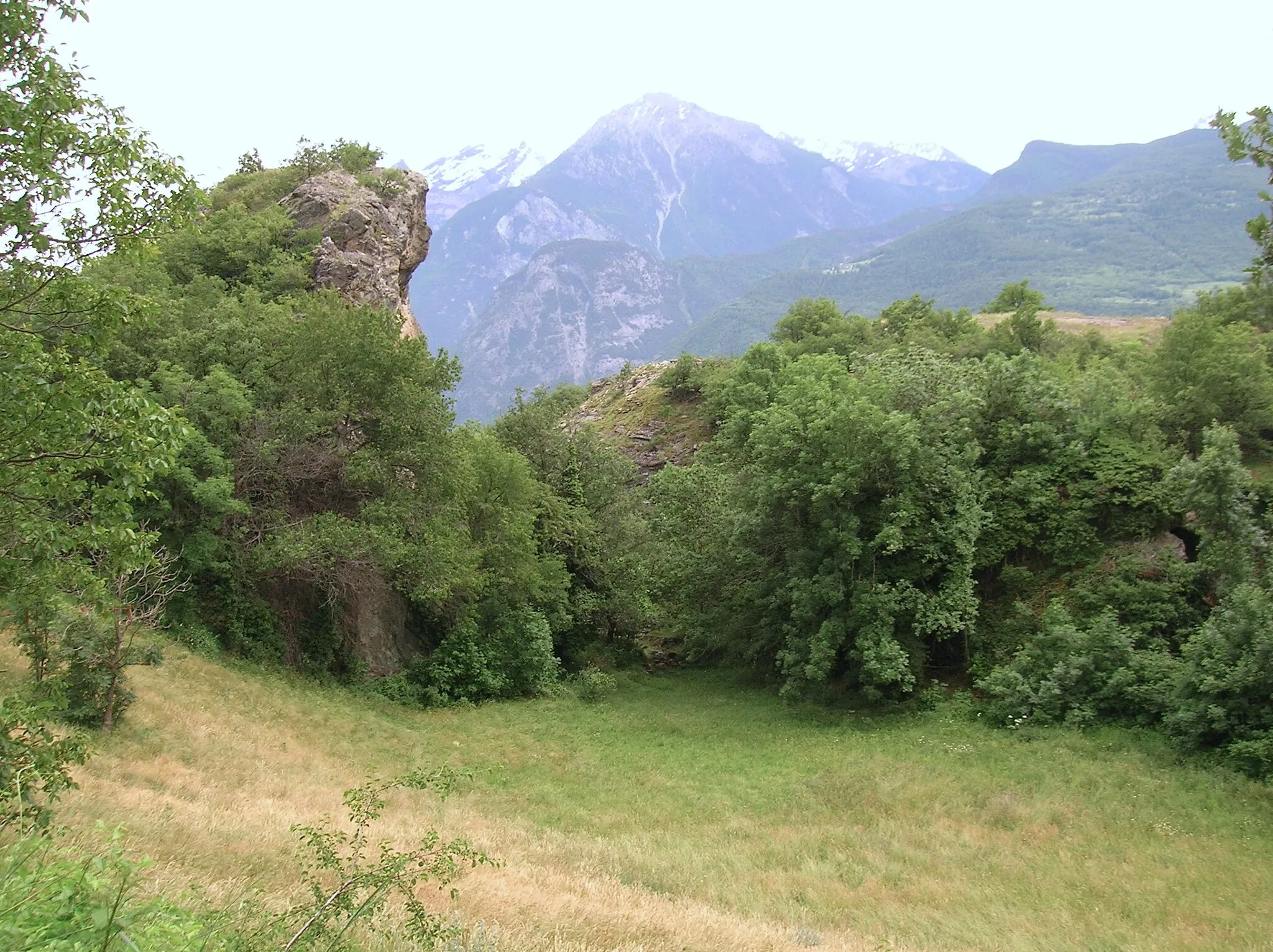 Photo showing: Necropoli di Vollein vista da Nord, Quart, Valle d'Aosta, Italia. A sinistra la parete ancora in posto, verso destra il dosso roccioso levigato dal ghiacciaio quaternario, sprofondato di qualche decina di metri.
