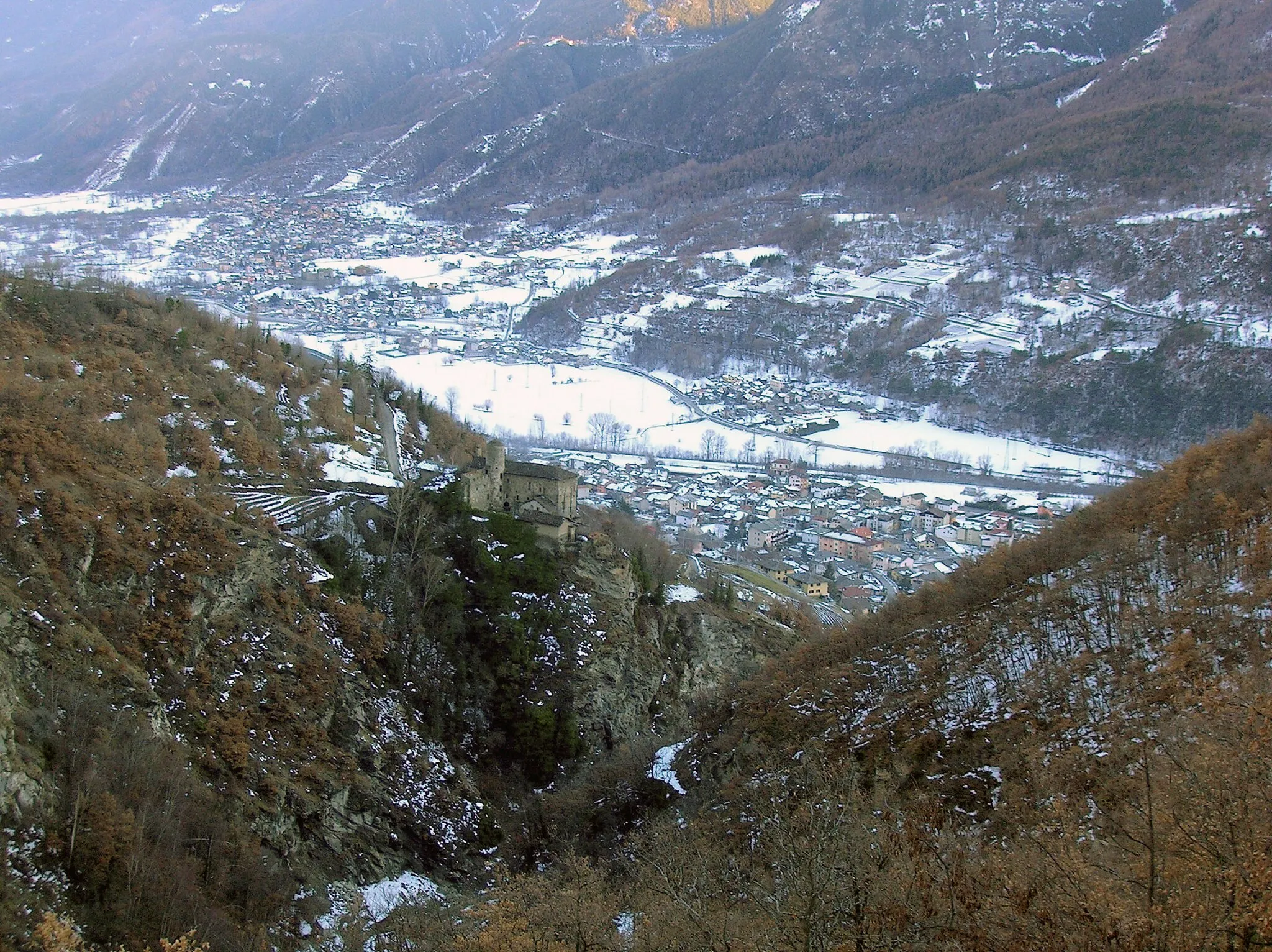 Photo showing: Castello di Nus visto dal sentiero per Vollein che costeggia il lato occidentale del Vallone di Saint-Barthélemy. Nus, Valle d'Aosta, Italia