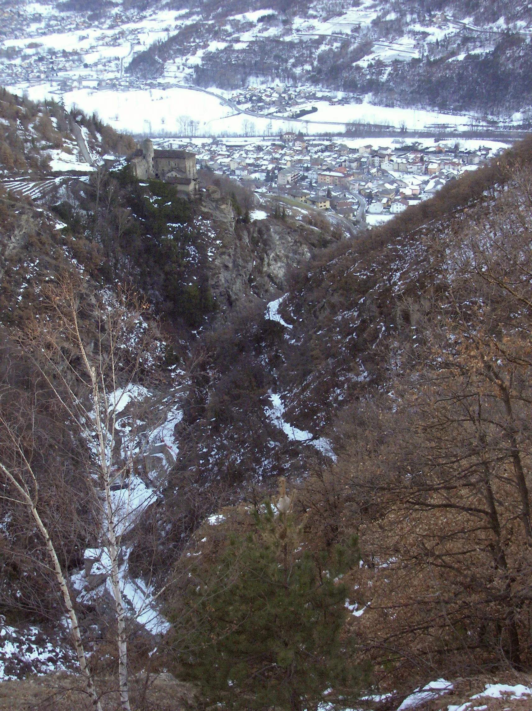 Photo showing: Castello di Nus visto dal sentiero per Vollein che costeggia il lato occidentale del Vallone di Saint-Barthélemy, di cui si vede bene lo sbocco sulla Valle centrale della Valle d'Aosta. Nus, Valle d'Aosta, Italia