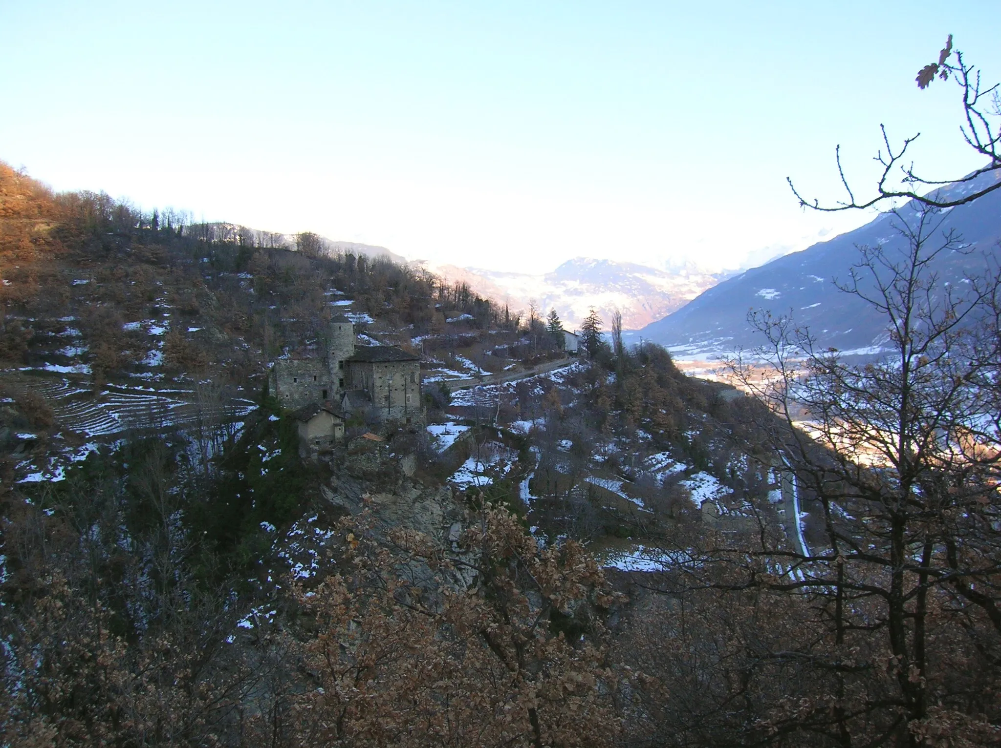 Photo showing: Castello di Nus in versione invernale, visto dal sentiero per Vollein che costeggia il lato occidentale del Vallone di Saint-Barthélemy. Nus, Valle d'Aosta, Italia