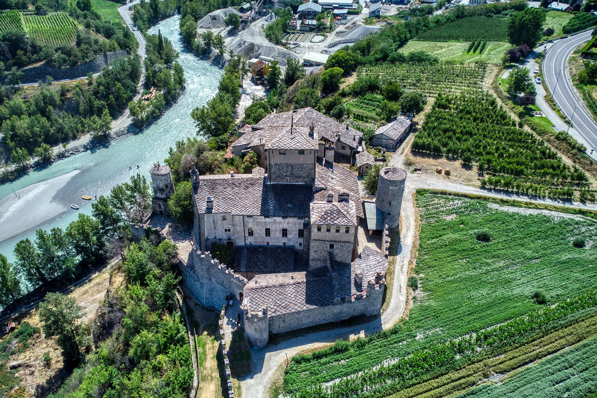 Photo showing: Sarriod de la Tour Castle