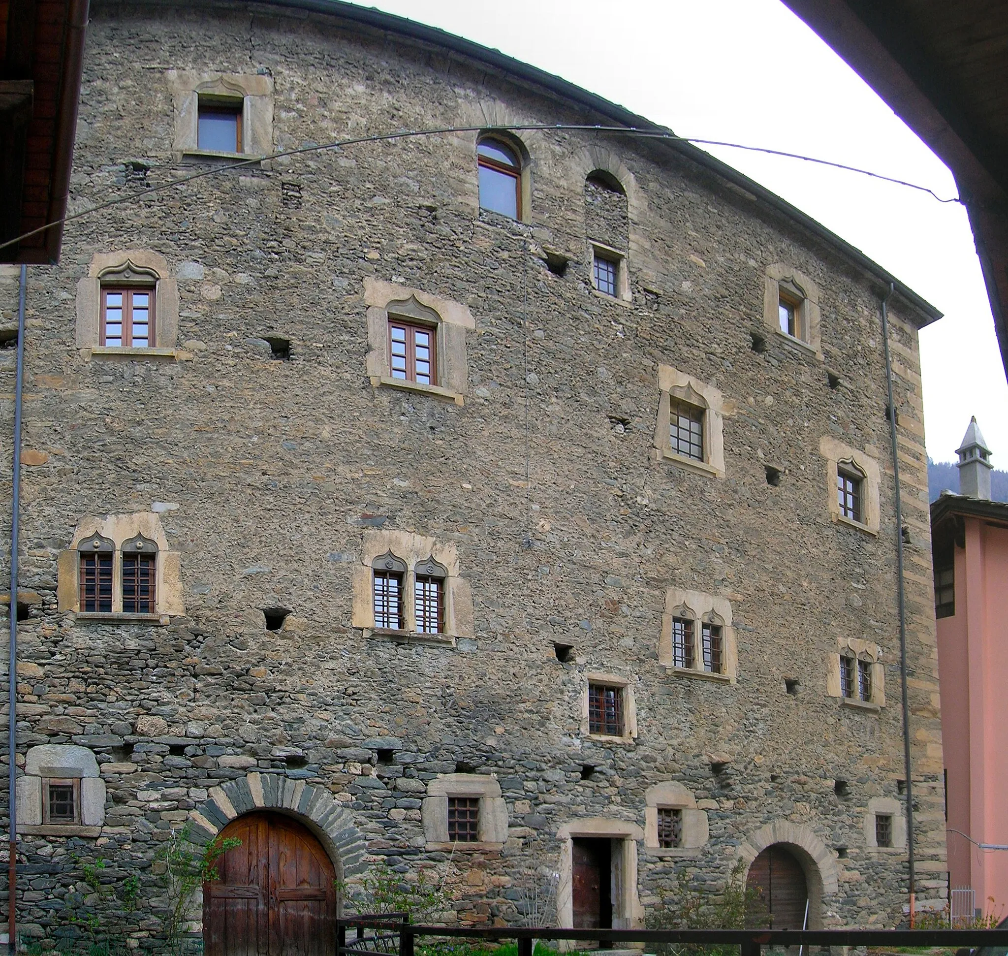 Photo showing: Facciata principale (a sud). Castello di Avise, Avise, Valle d'Aosta, Italia.