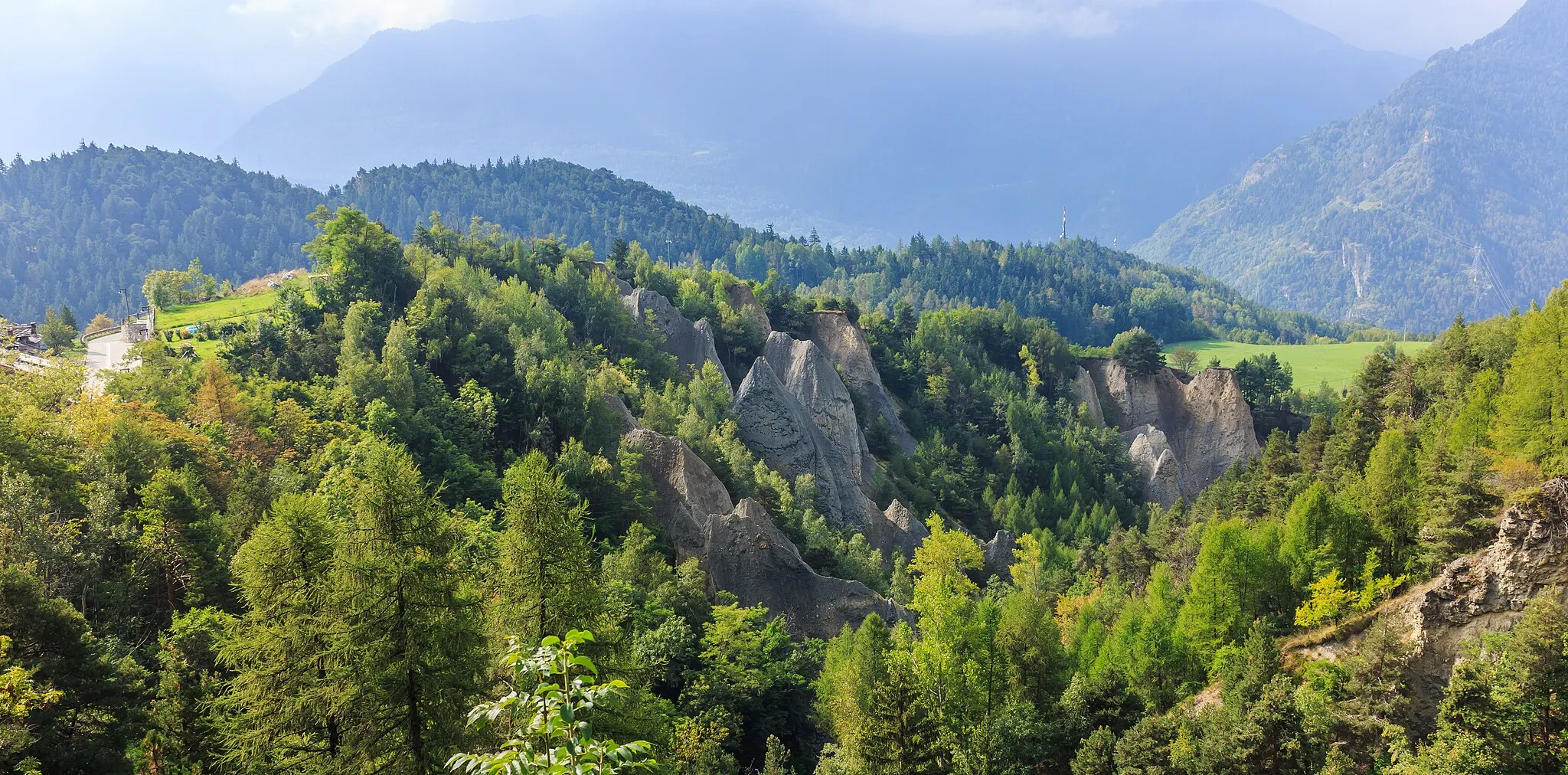 Photo showing: Mountain hiking Vens Villeneuve in Valle d'Aosta (Italy). Jagged rock formations at Fossaz.