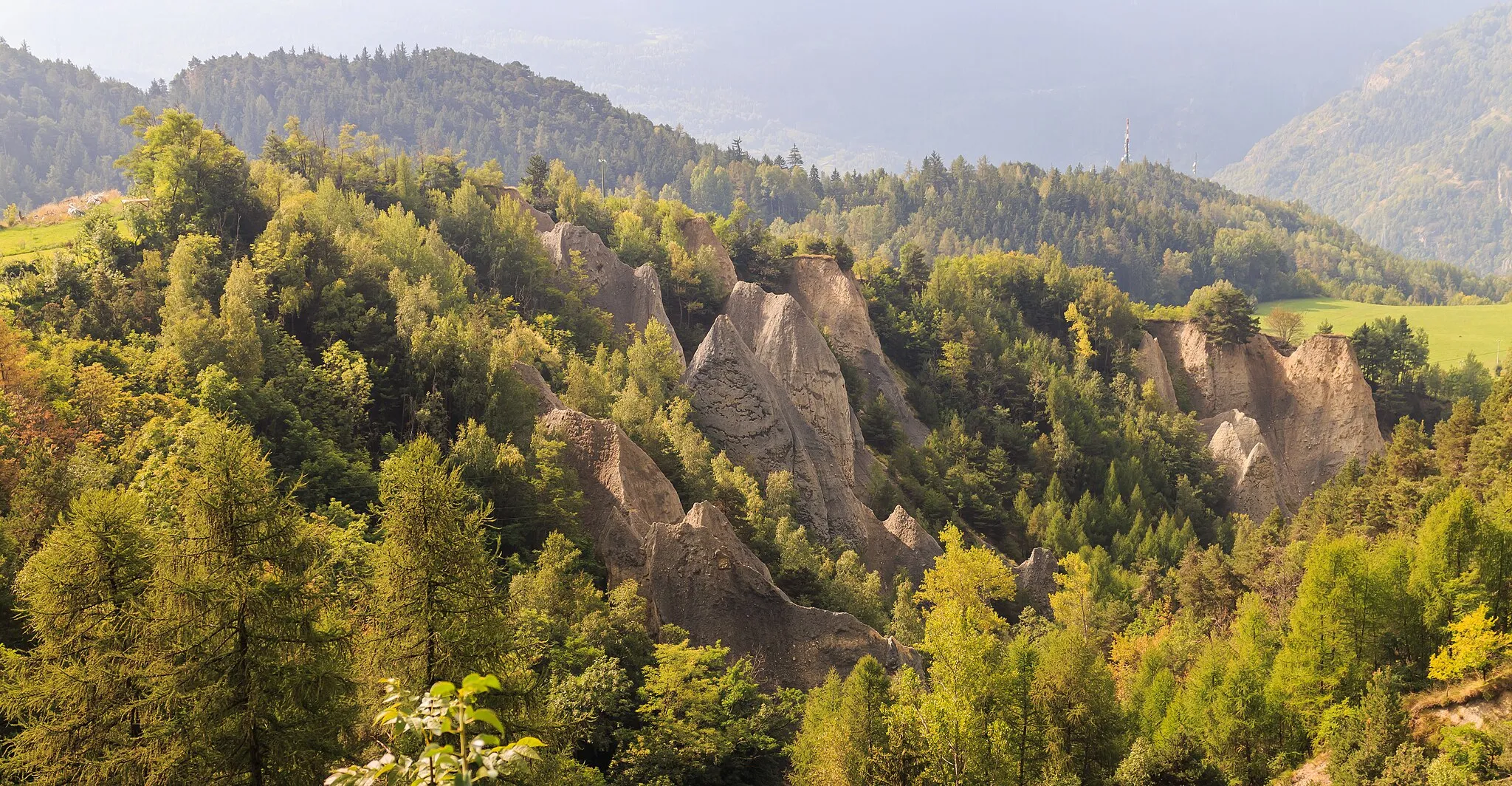 Photo showing: Mountain hiking Vens Villeneuve in Valle d'Aosta (Italy). Jagged rock formations at Fossaz.