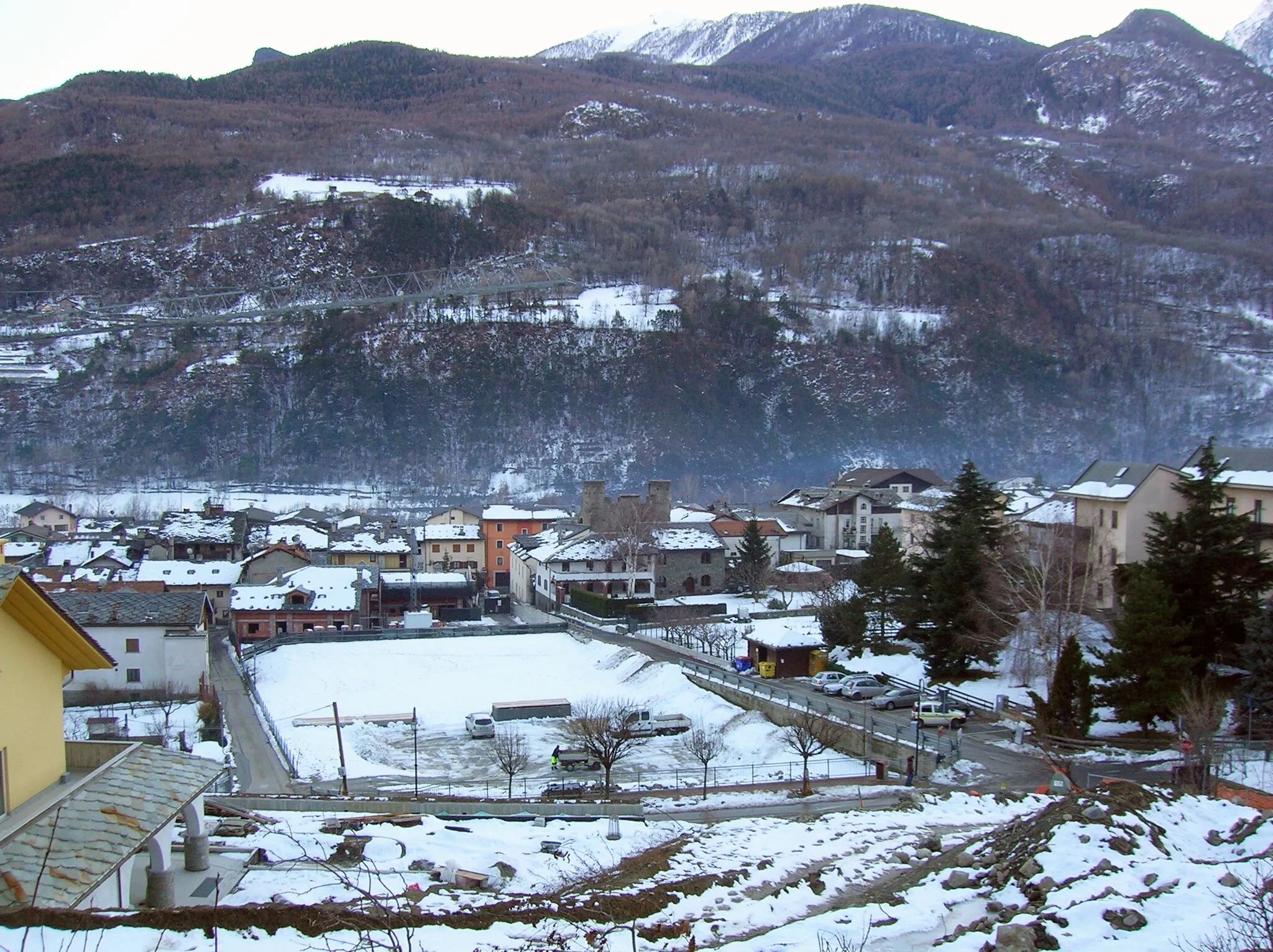 Photo showing: Castello di Pilato contestualizzato nel borgo di Nus visto dalla Chiesa parrocchiale di S. Iliario. Nus, Valle d'Aosta, Italia.