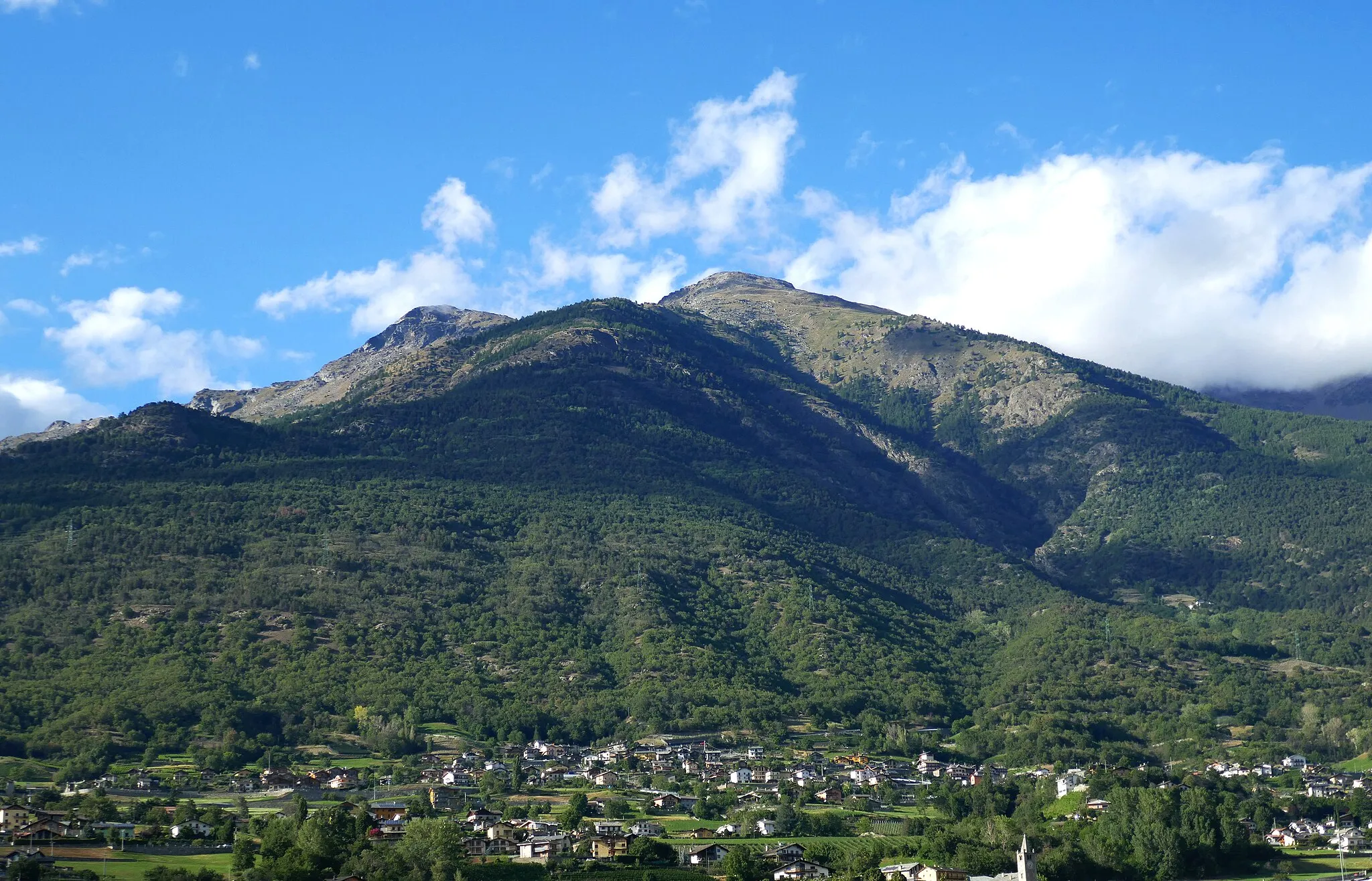 Photo showing: The Chef-Lieu area in Aosta and mountains.