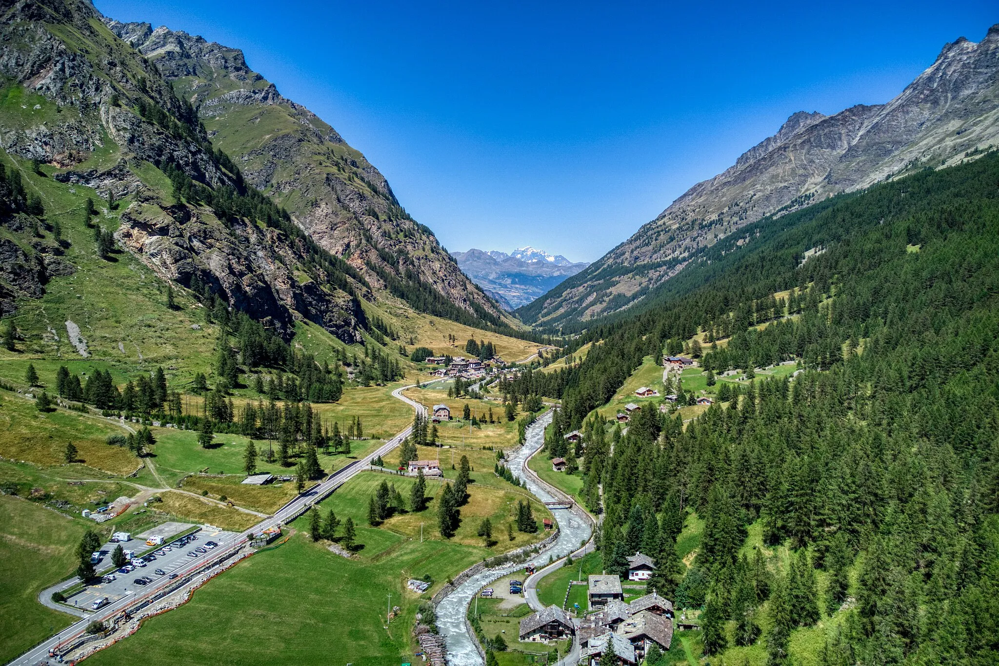 Photo showing: Bruil, Rhêmes-Notre-Dame, Val di Rhêmes, Doire de Rhêmes and far away:  Grand Combin de Grafeneire, Mont Vélan, Mont Fallère  and Mont d'Ars