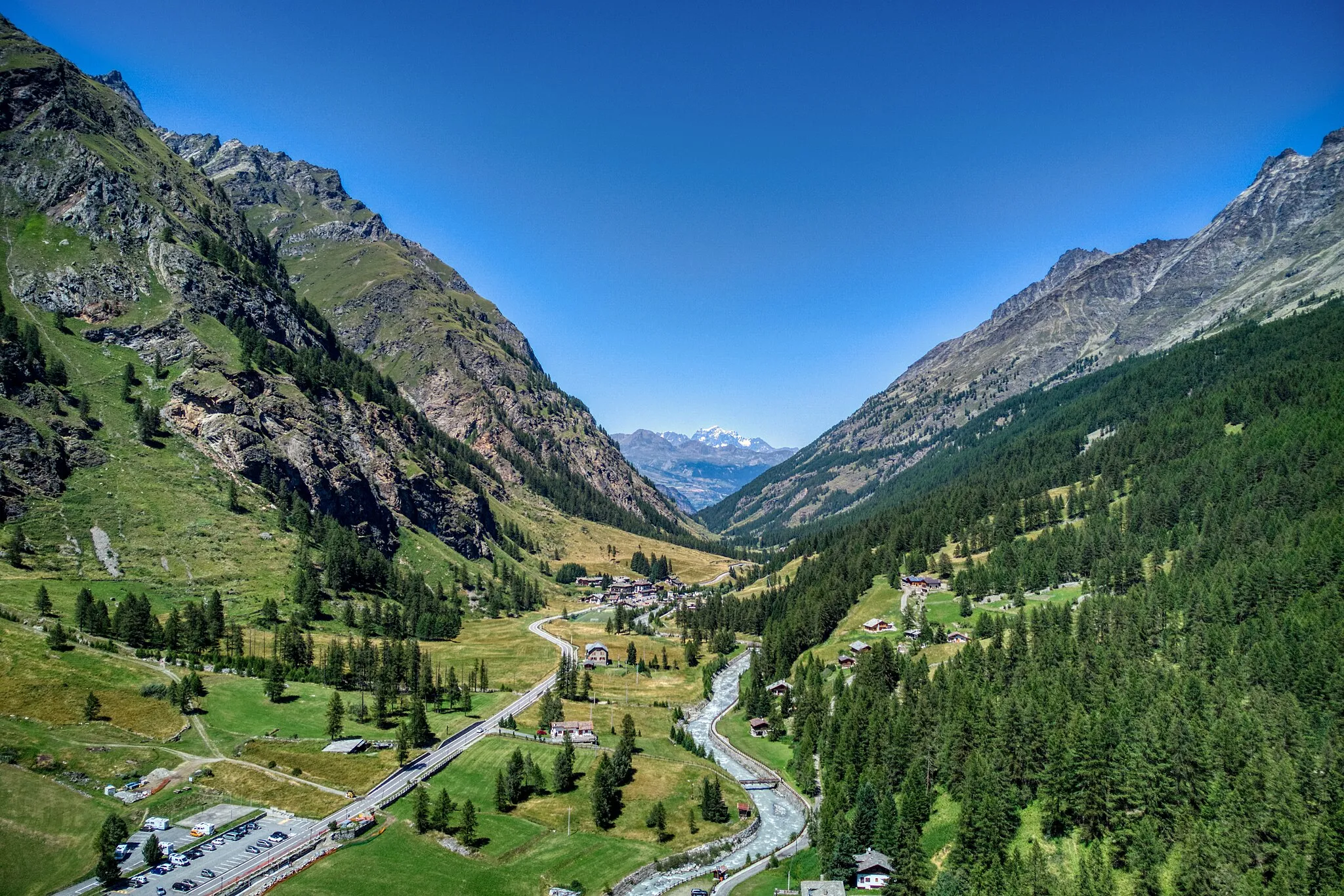 Photo showing: Bruil, Rhêmes-Notre-Dame, Val di Rhêmes, Doire de Rhêmes and far away:  Grand Combin de Grafeneire, Mont Vélan, Mont Fallère  and Mont d'Ars