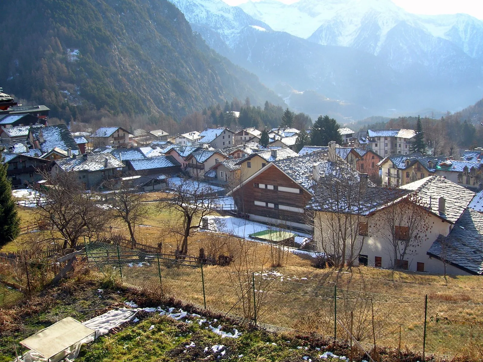 Photo showing: A view of the town of Brusson in the Aosta Valley of Italy.