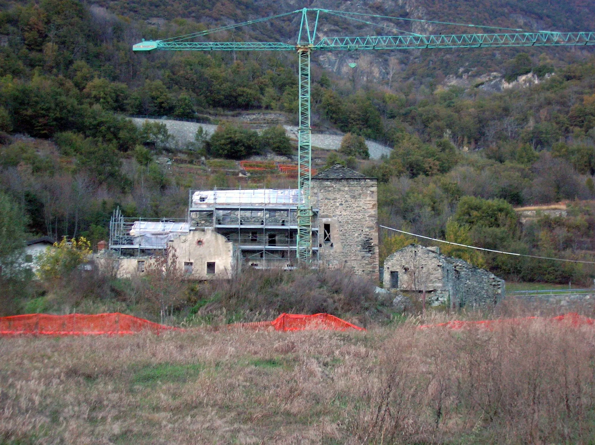 Photo showing: Torre di Néran durante il restauro, Châtillon, Valle d'Aosta, Italia.