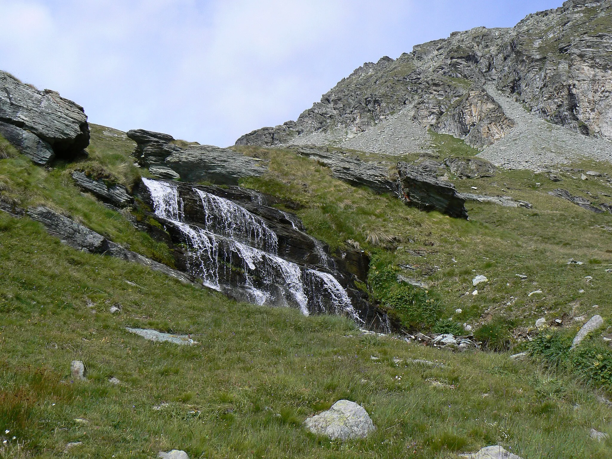 Photo showing: Gita al rifugio Arp, poi arrivo a Estoul, Brusson, Valle d'Aosta, Italia. Forse partenza da Champoluc (comune di Ayas) ?