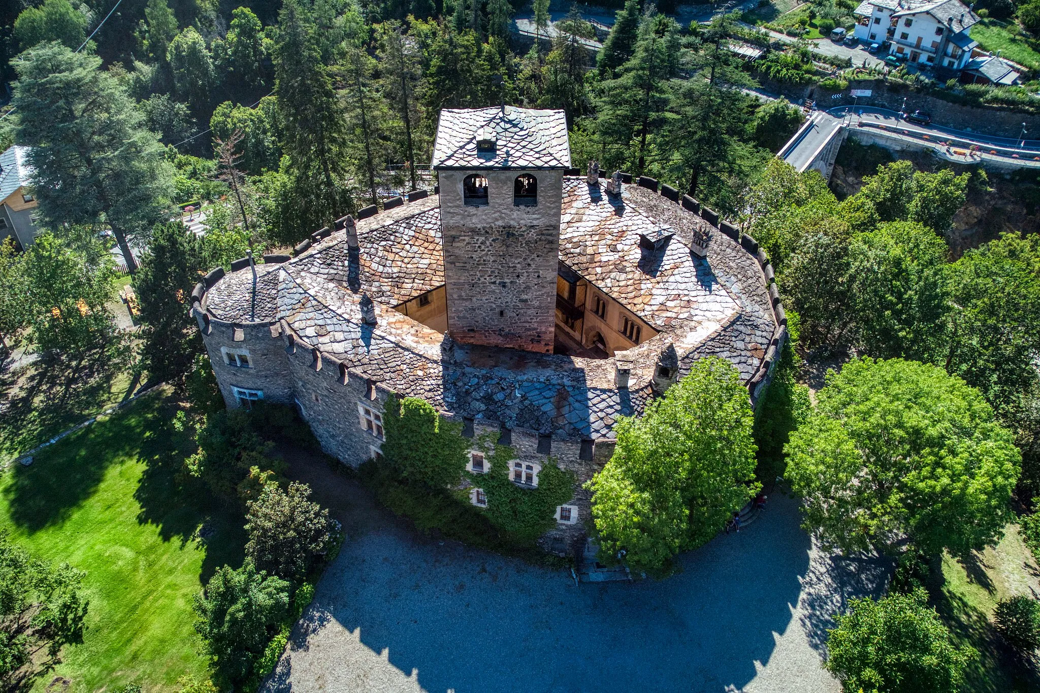 Photo showing: Introd Castle