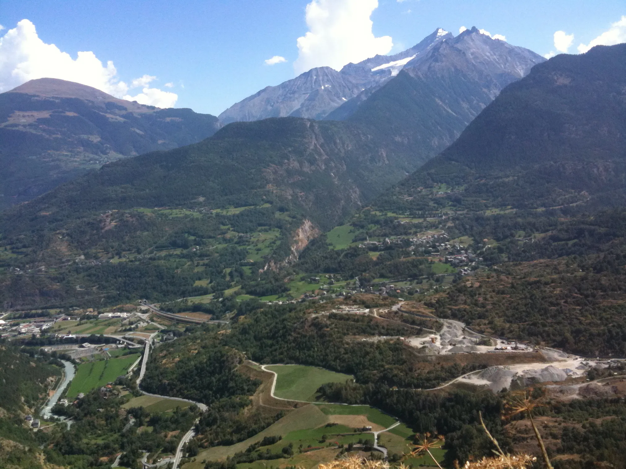 Photo showing: Panorama da St Nicolas: la valle laterale del torrente Savara, la discarica di inerti intercomunale Arvier - Introd, vari villaggi di Introd e Villeneuve.