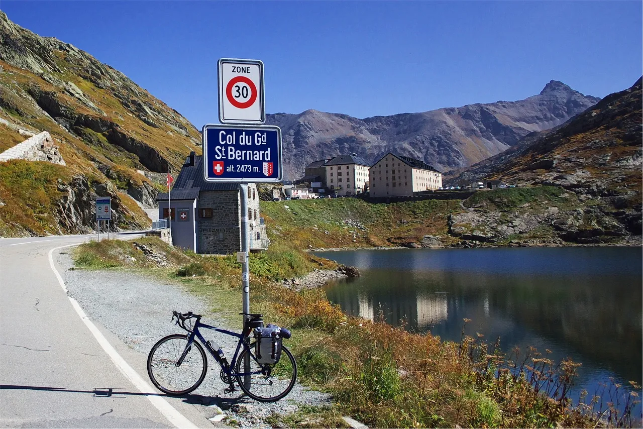 Photo showing: Great St Bernard Pass (Fr. Col du Grand-Saint-Bernard, It. Colle del Gran San Bernardo) is the most ancient pass through the Western Alps, with evidence of use as far back as the Bronze Age and surviving traces of a Roman road. In 1800 Napoleon's army used the path to enter Italy,