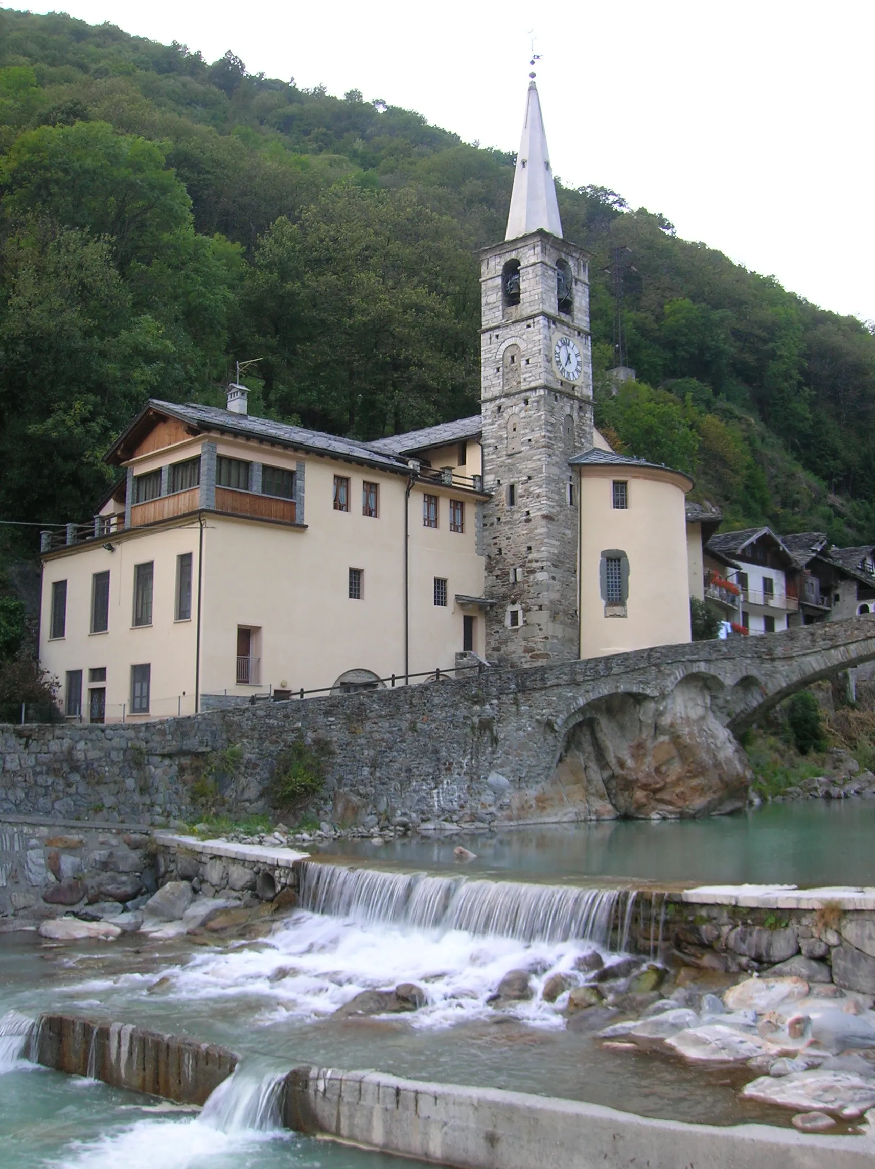 Photo showing: Chiesa e centro di Fontainemore con ponte sul Lys. Valle d'Aosta, Italia.