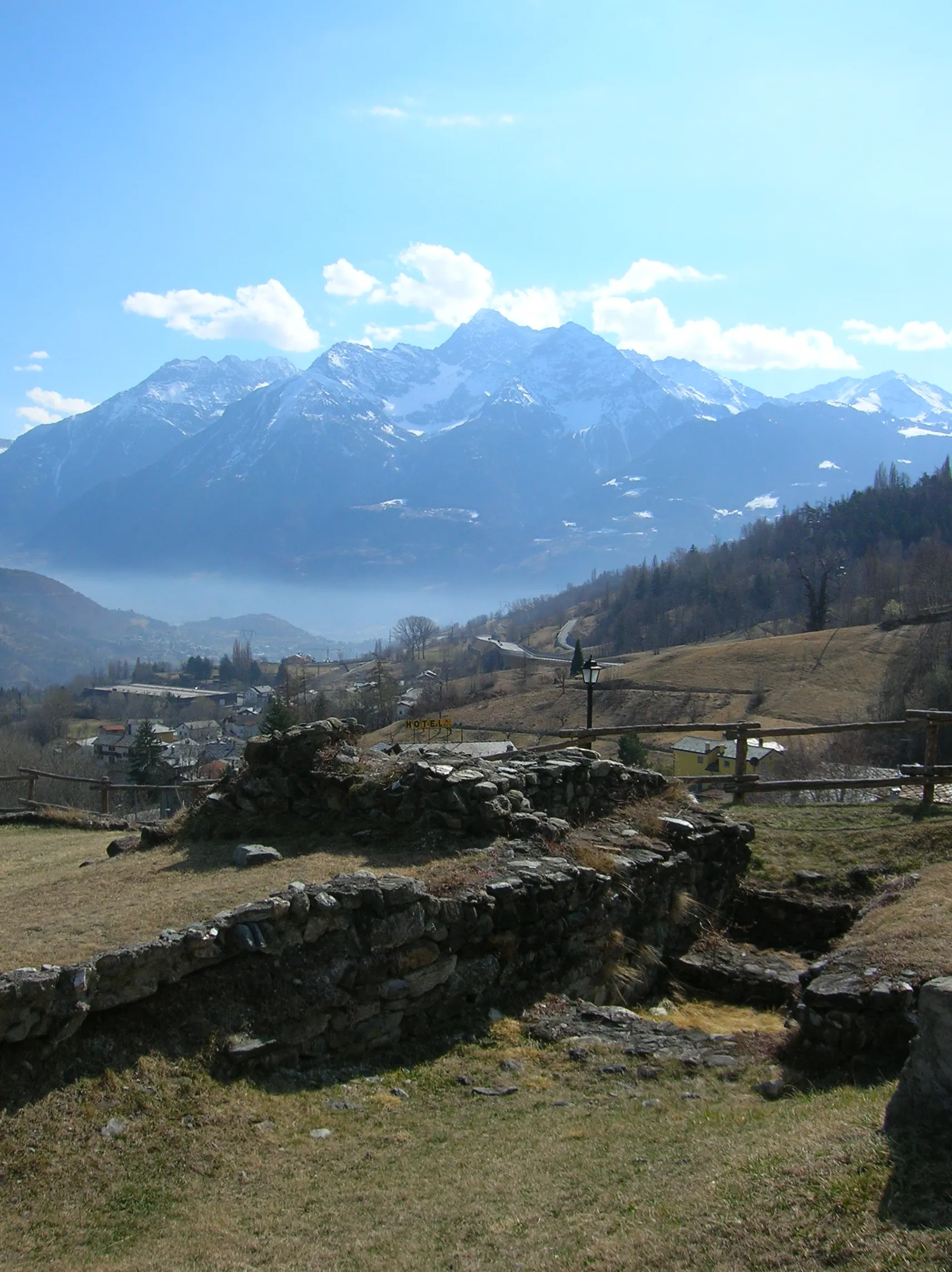 Photo showing: Panorama dal parco De La Tour con i resti intorno alla Torre di Gignod, Gignod, Valle d'Aosta, Italia.