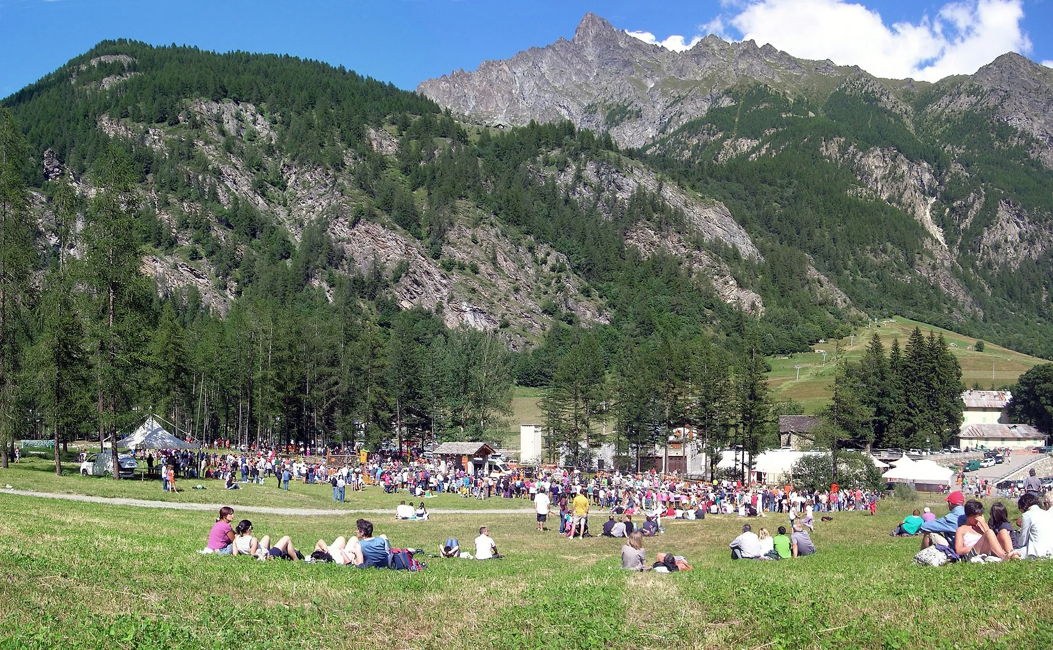 Photo showing: Fëta à l'Ano (Festa dell'asino), Ollomont, Valle d'Aosta, Italia. Sullo sfondo: la vetta più alta è il Monte Berrio.