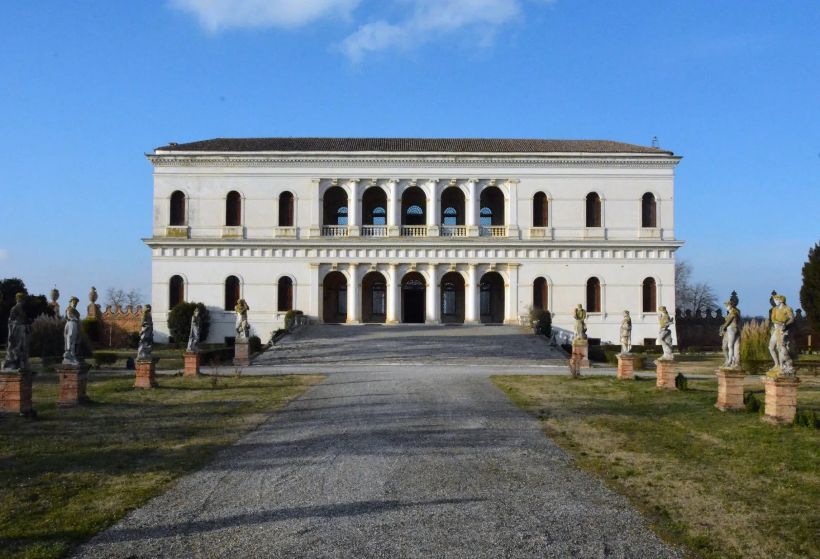 Photo showing: immagine facciata principale dal viale d'accesso di Villa Garzoni a Pontecasale a opera di Jacopo Sansovino.