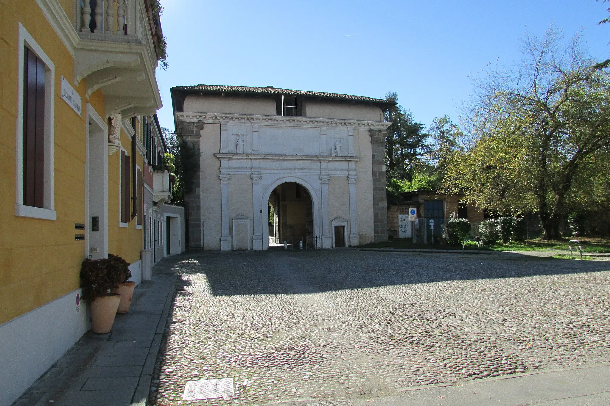 Photo showing: Interior approach to the Porta Santa Croce. Padua, Italy.