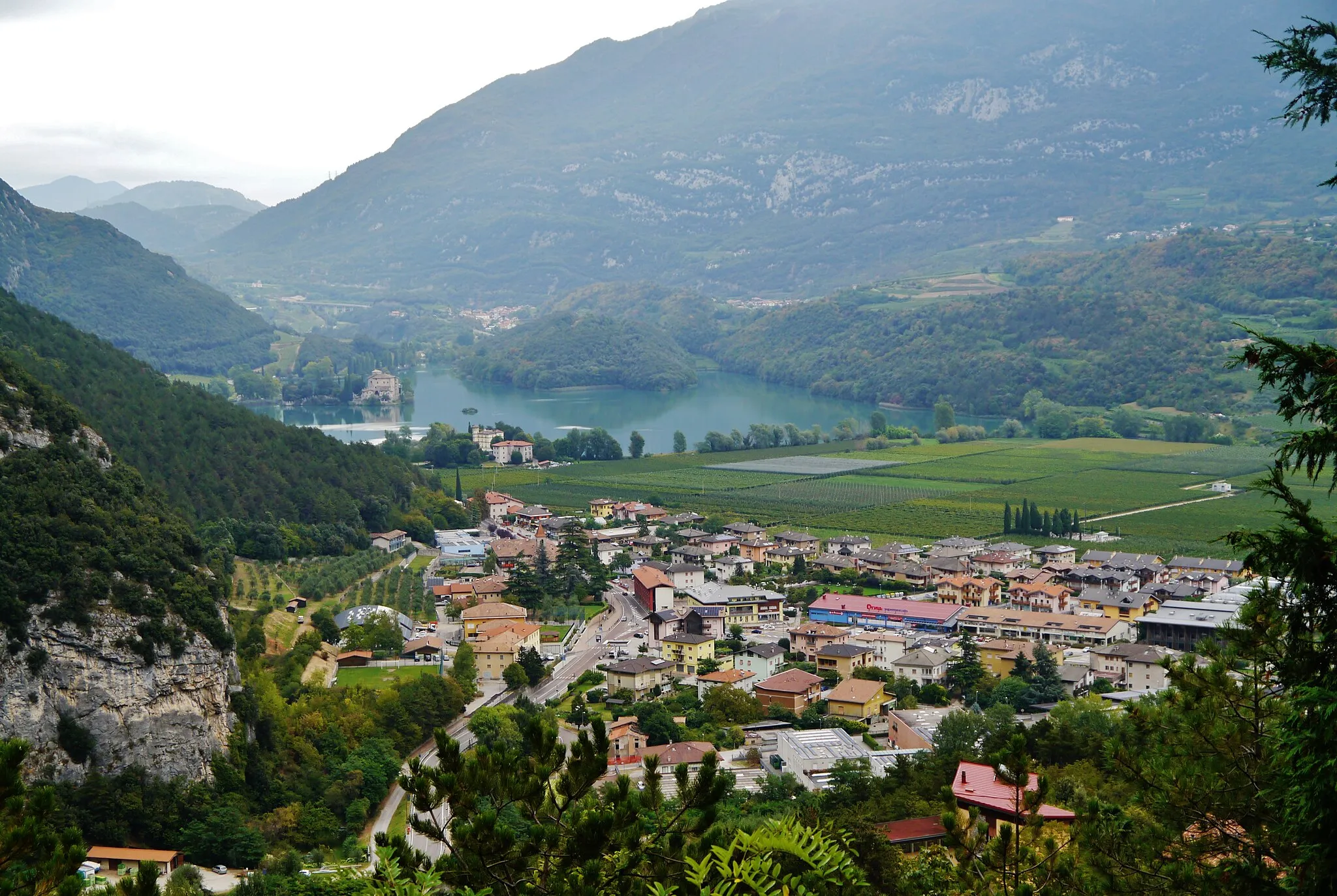 Photo showing: View to the town of Sarche and Toblino Lake, Madruzzo, Province of Trent (Trentino), Region of Trentino-Alto Adige/Südtirol, Italy