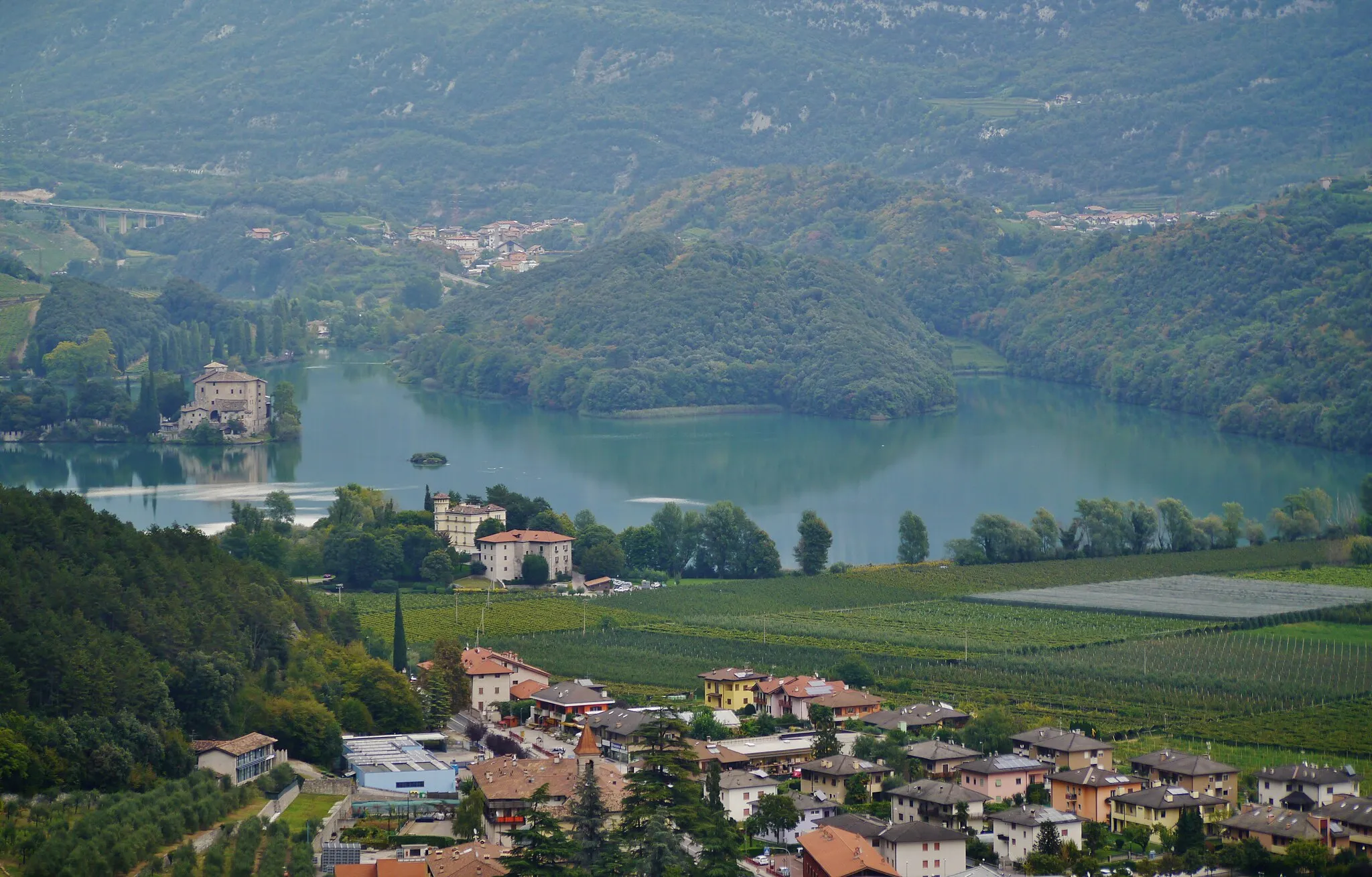 Photo showing: View to the town of Sarche and Toblino Lake, Madruzzo, Province of Trent (Trentino), Region of Trentino-Alto Adige/Südtirol, Italy
