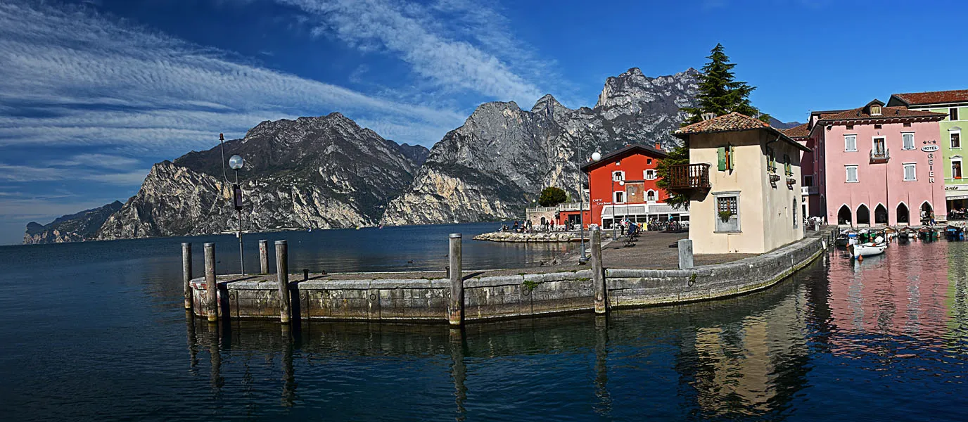 Photo showing: The small harbour in Torbole with the picturesque Casa del Dacio (Customs House) in front.