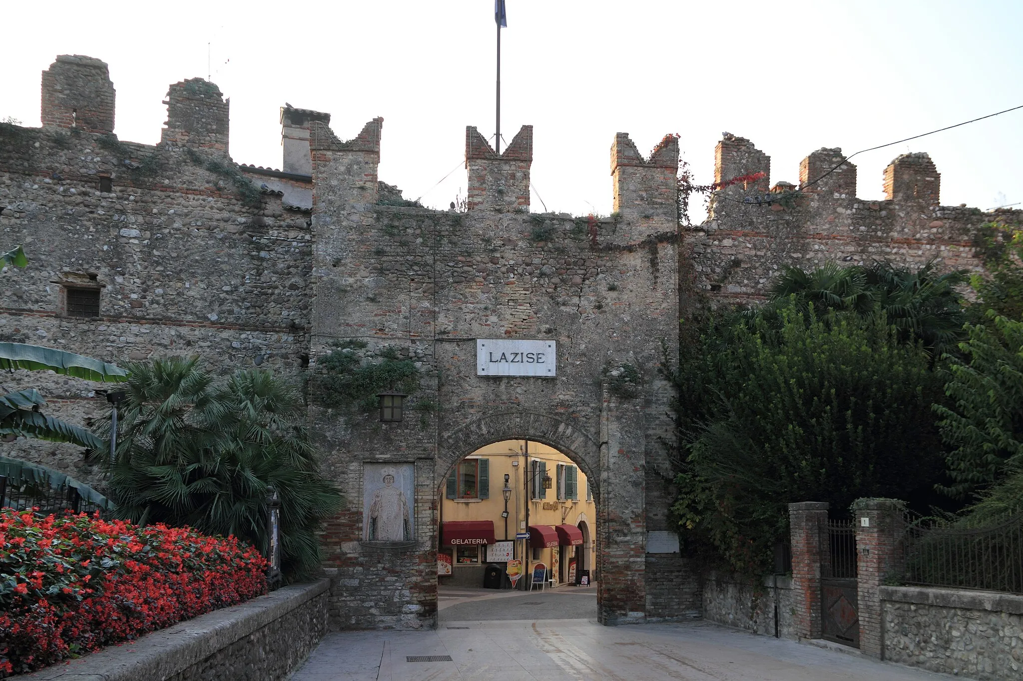Photo showing: Ein Stadttor in der Stadtmauer von Lazise.