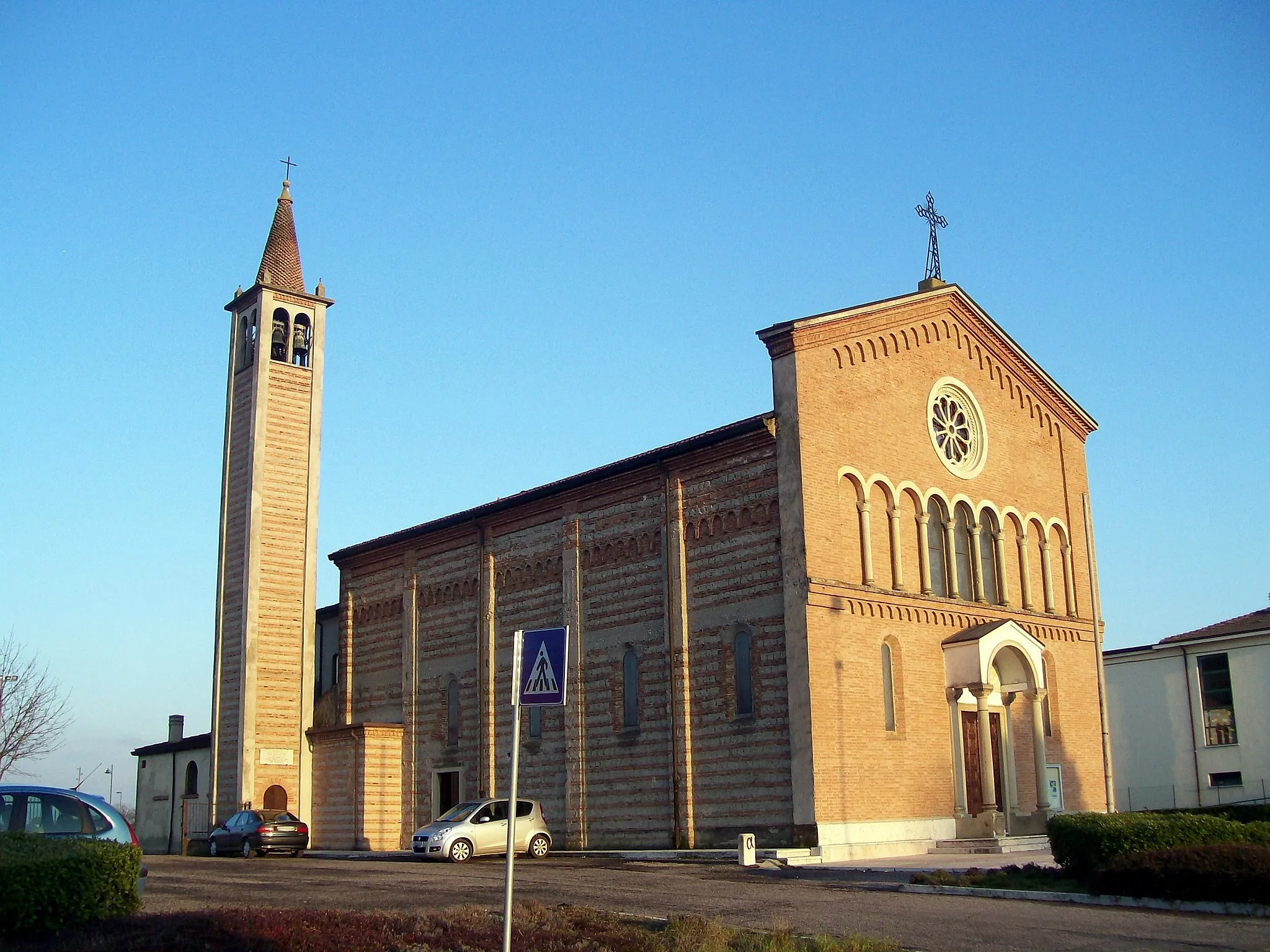 Photo showing: Chiesa parrocchiale e torre campanaria della Santissima Trinità in Volon di Zevio (VR).