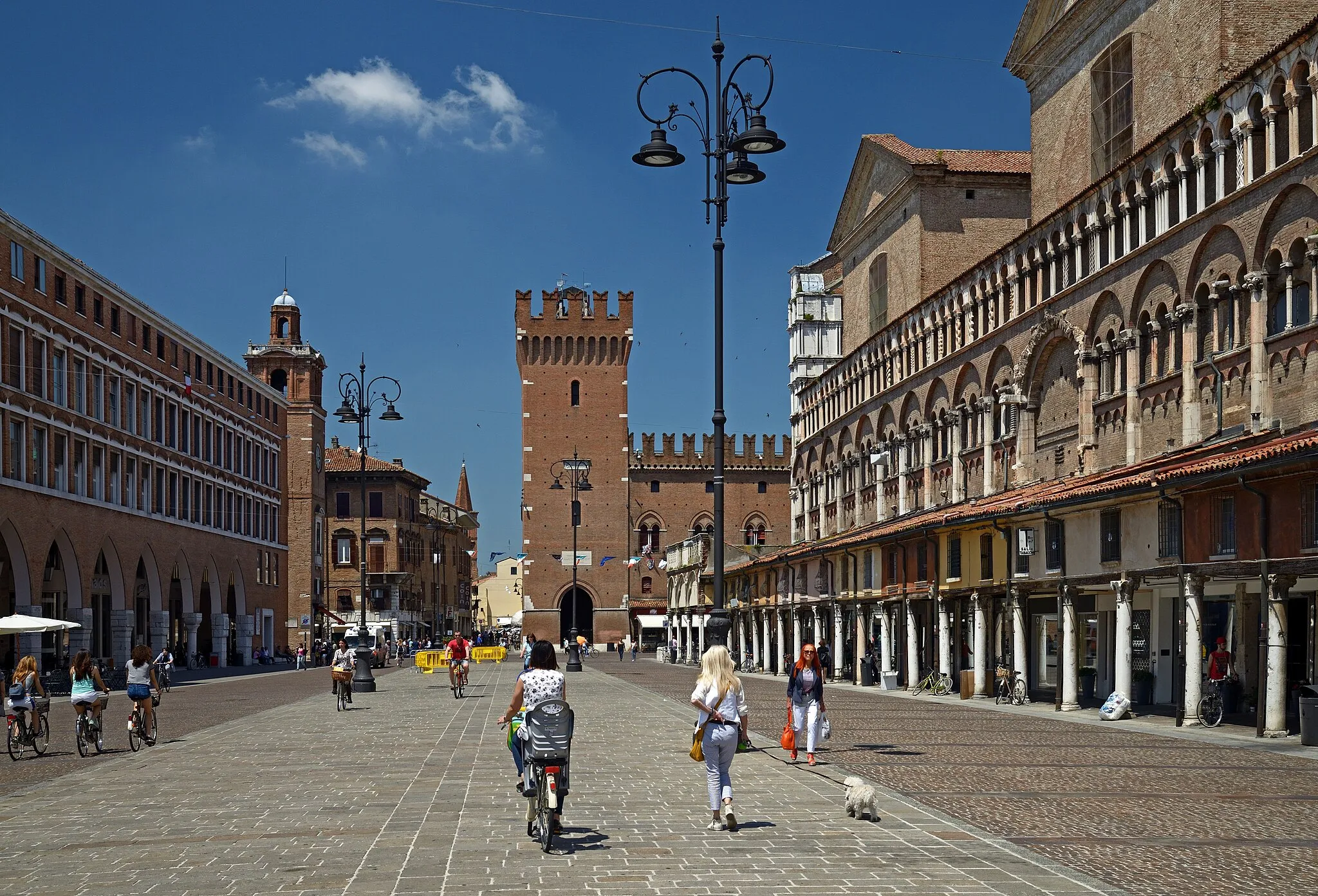 Photo showing: Piazza Trento e Trieste - Ex Palazzo della Ragione, Torre Della Vittoria and Cathedral of Ferrara. Ferrara, Italy