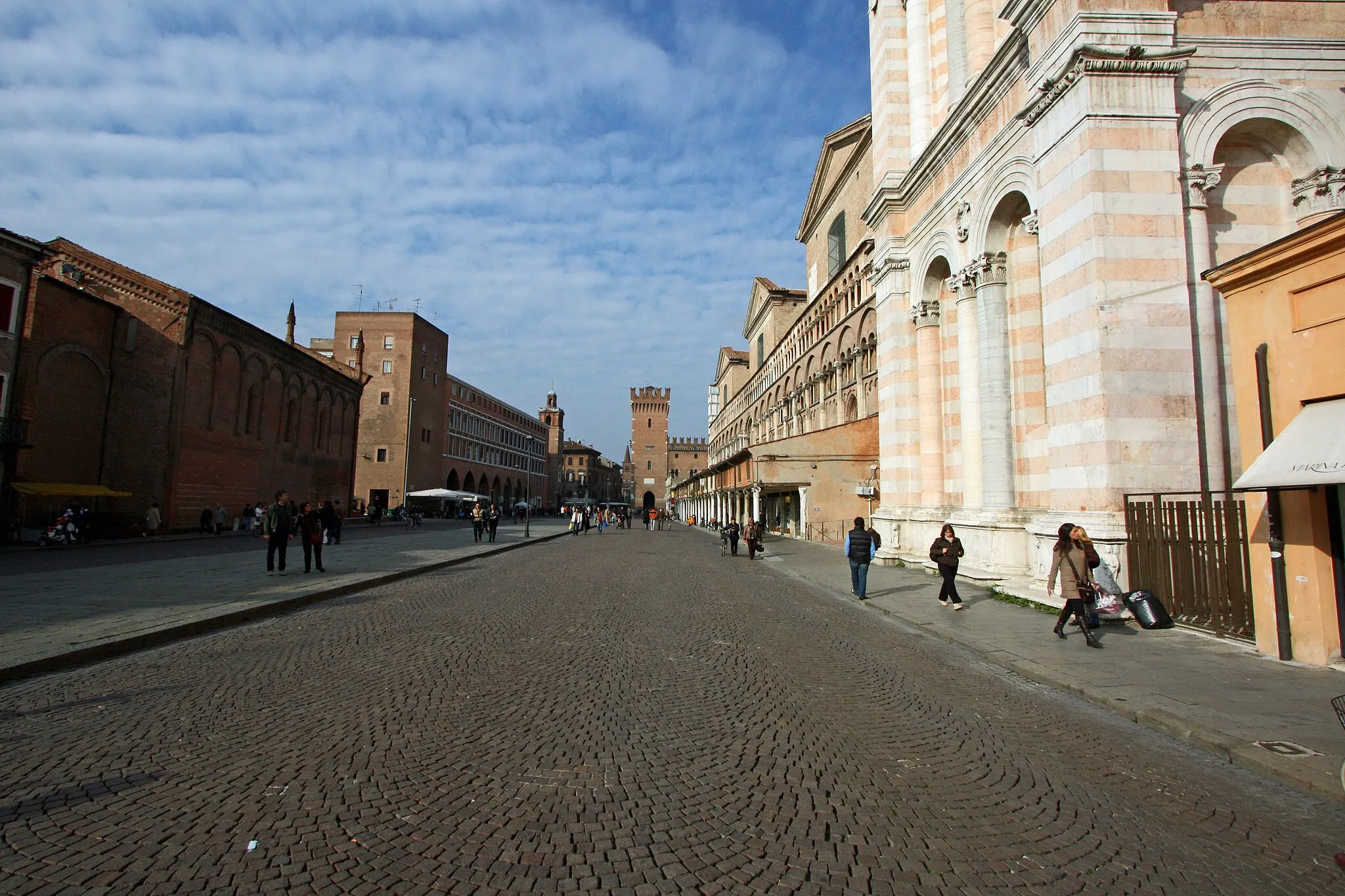 Photo showing: Ferrara: Piazza Trento e Trieste