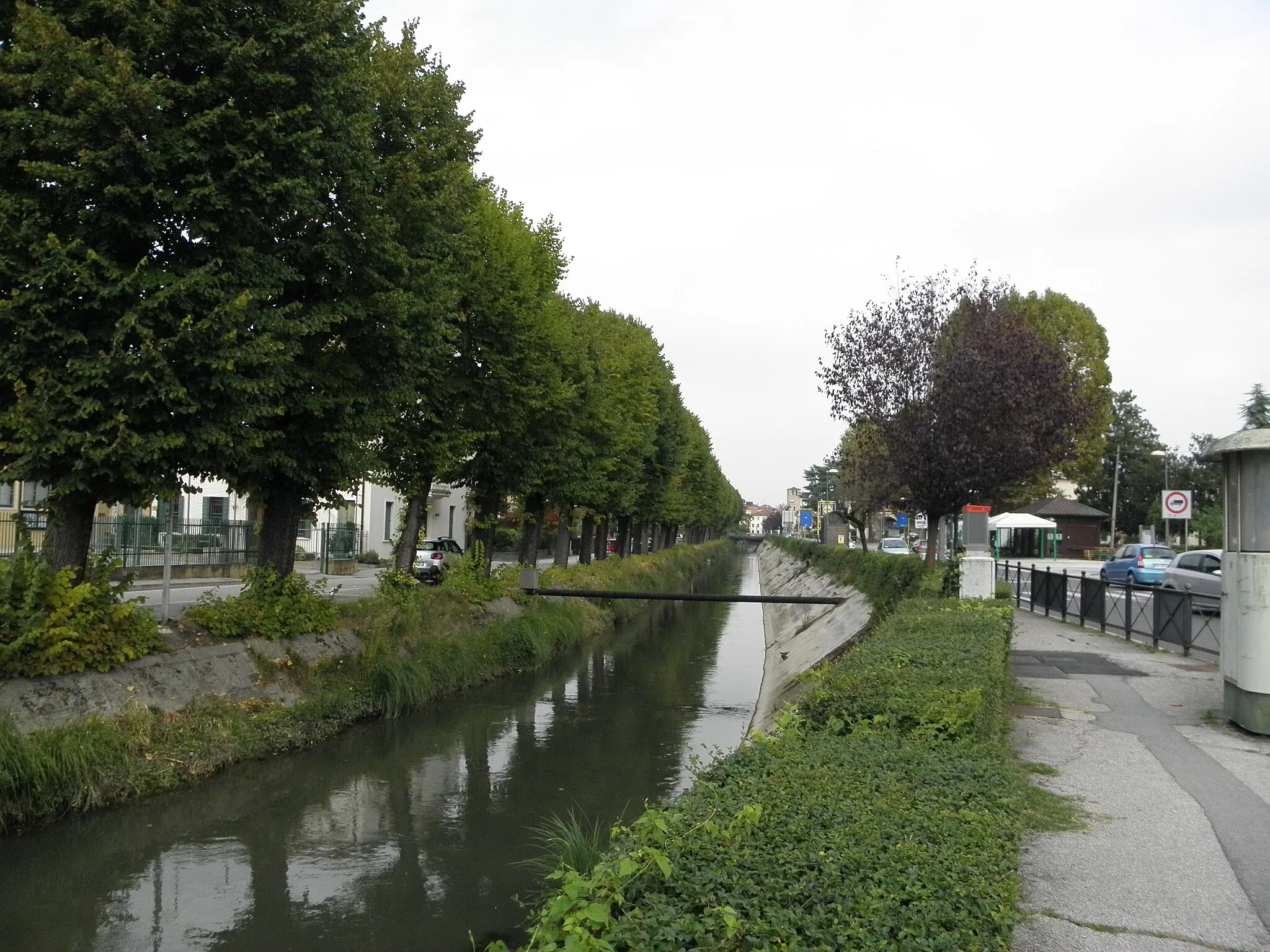 Photo showing: Camposampiero, lo scolo Vandura visto da via Borgo Padova angolo via Pietro Cosma.