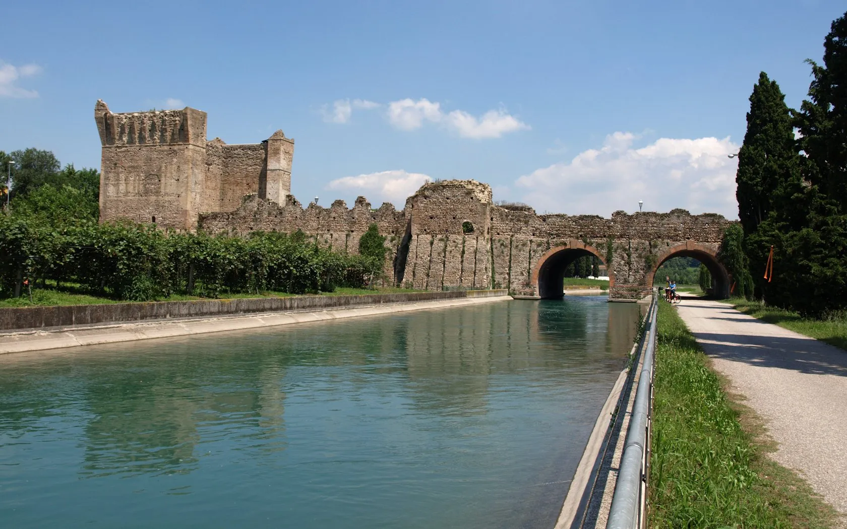 Photo showing: Valeggio sul Mincio (Veneto - Italien), Ponte Visconteo,  photo 2011