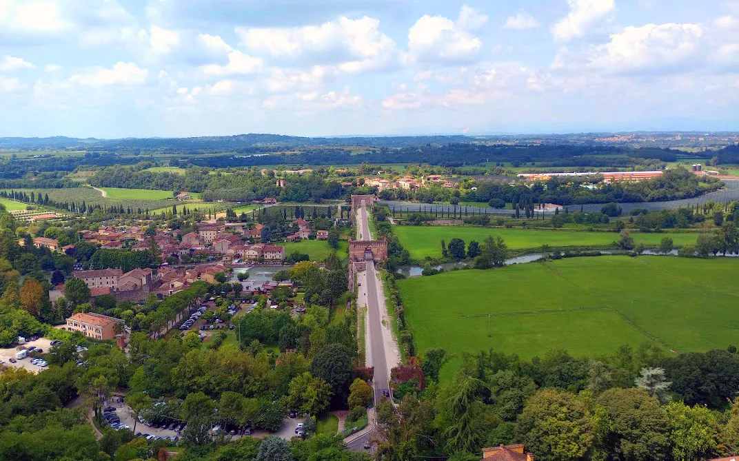 Photo showing: View of Borghetto and the Ponte Lungo over the Mincio River in Verona