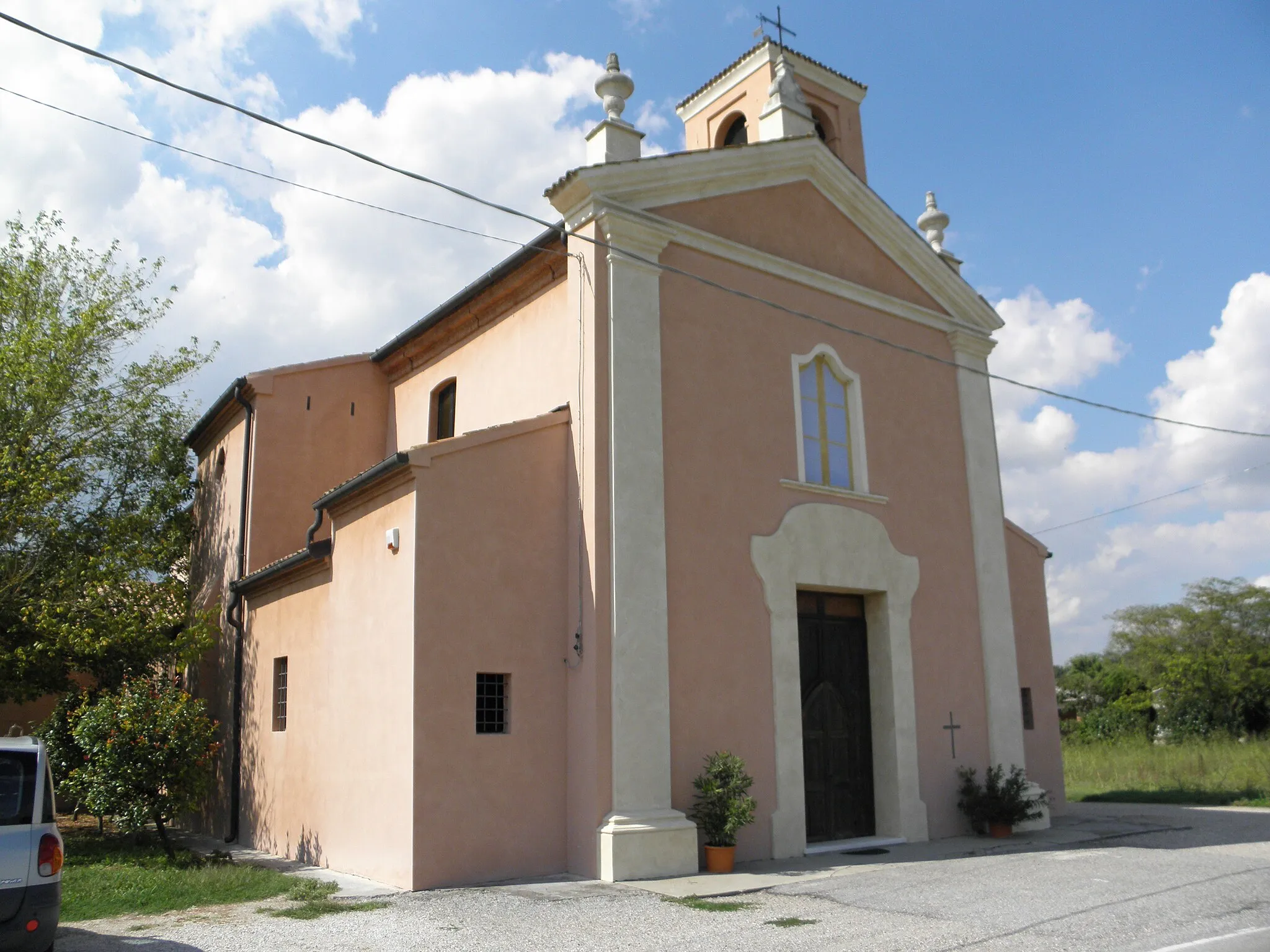 Photo showing: Pescara, frazione di Ferrara: la chiesa di San Michele Arcangelo (XV secolo).