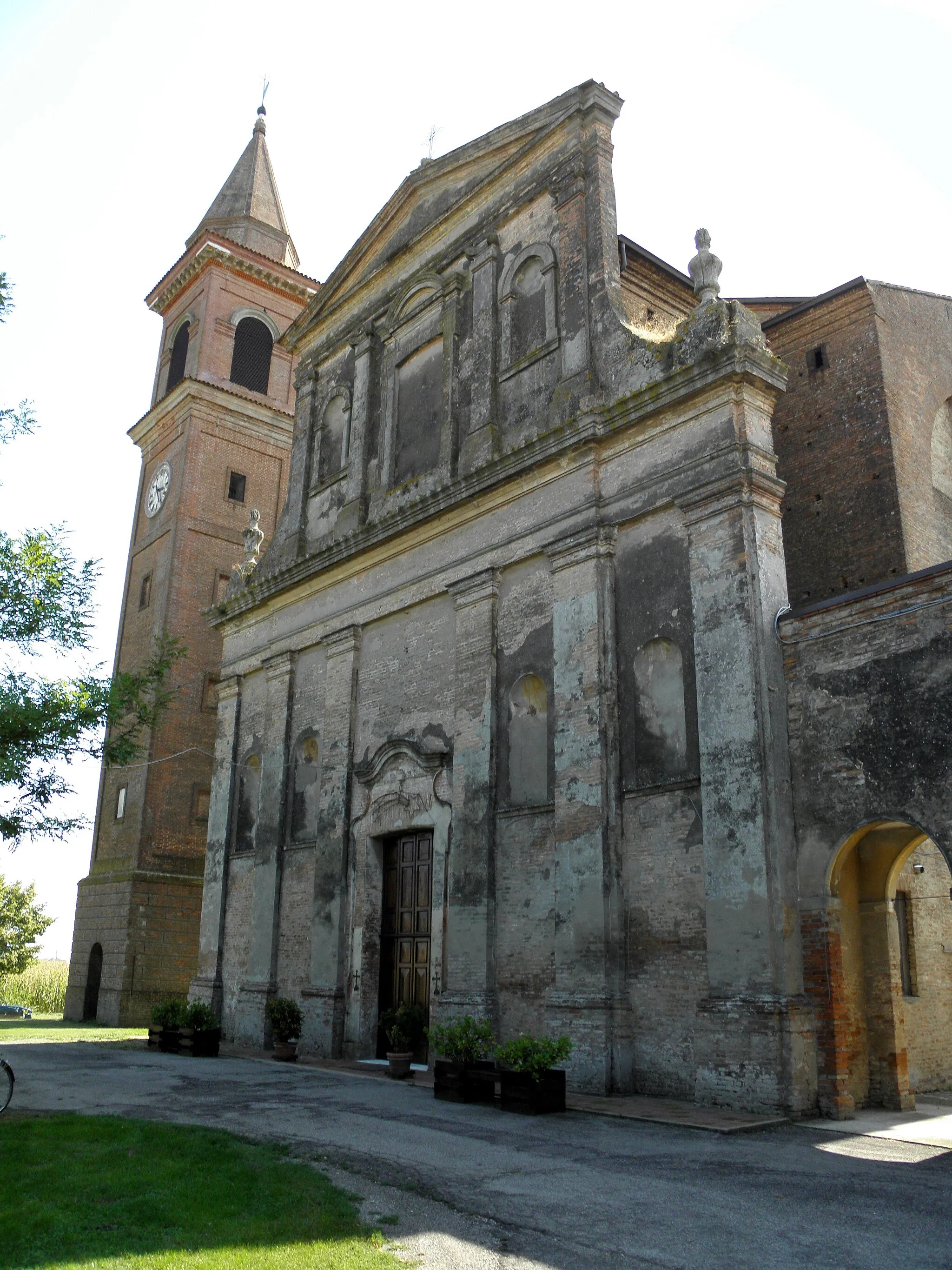 Photo showing: Ruina, frazione di Ro: la facciata della chiesa parrocchiale di San Martino Vescovo.