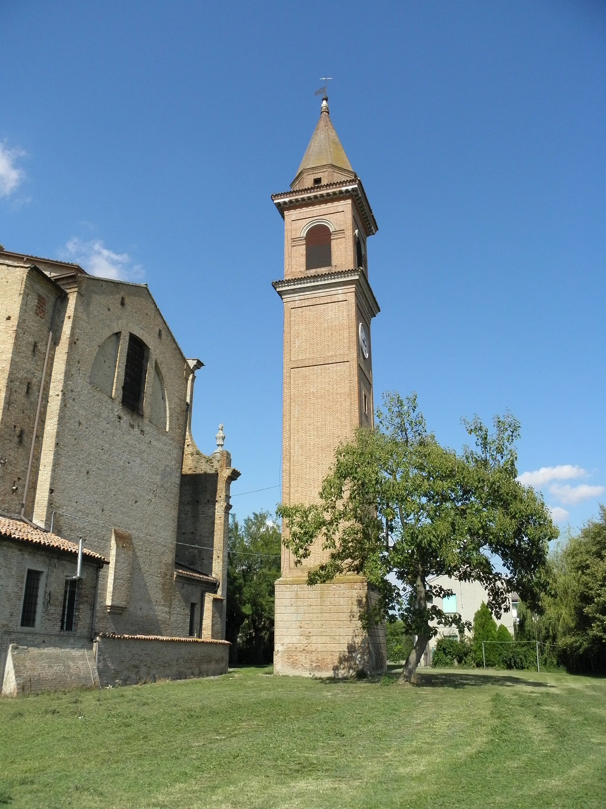 Photo showing: Ruina, frazione di Ro: vista posteriore del campanile della chiesa parrocchiale di San Martino Vescovo.