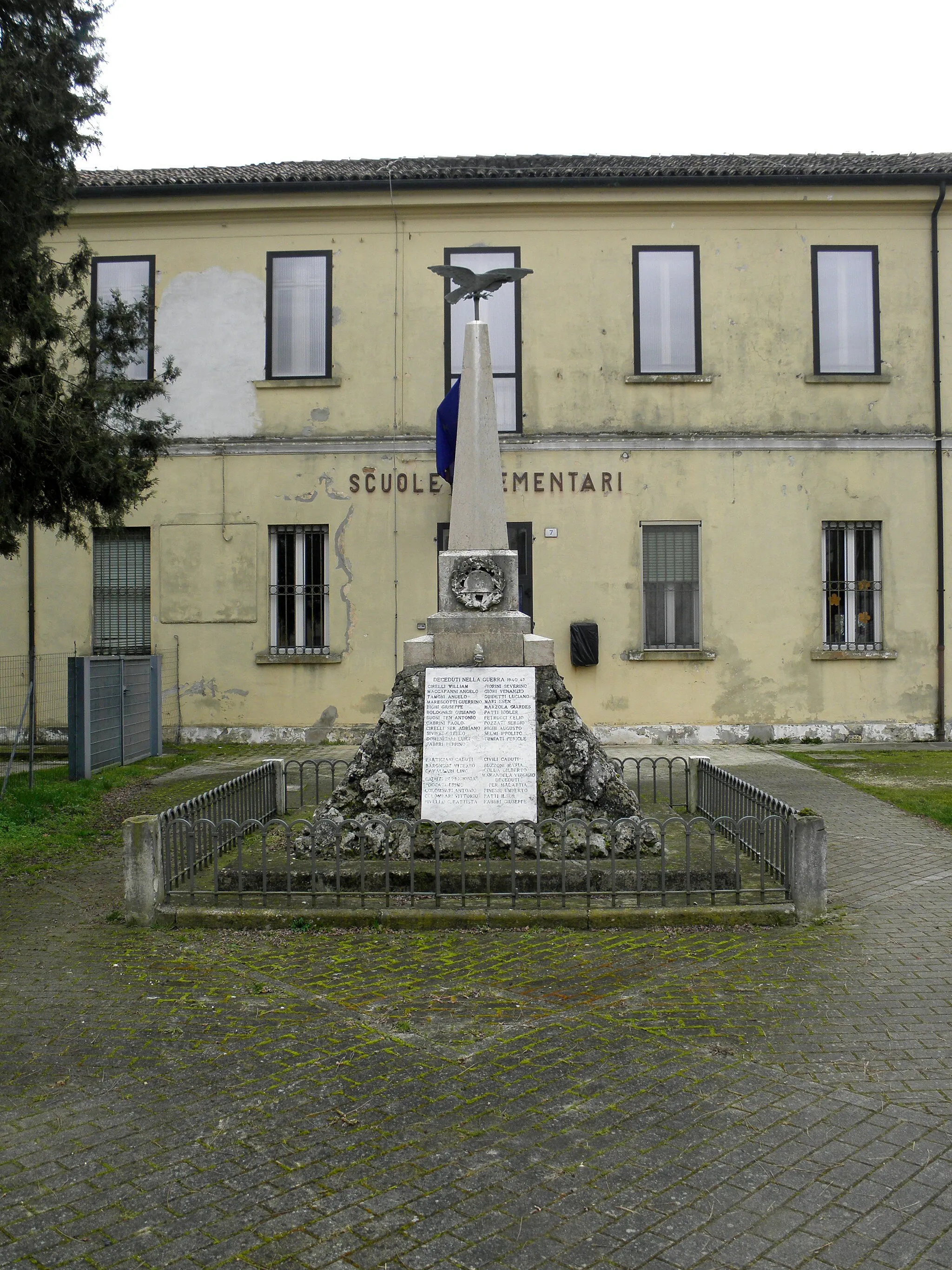 Photo showing: Coccanile, frazione di Copparo: il monumento ai caduti sito nel cortile delle scuole elementari.