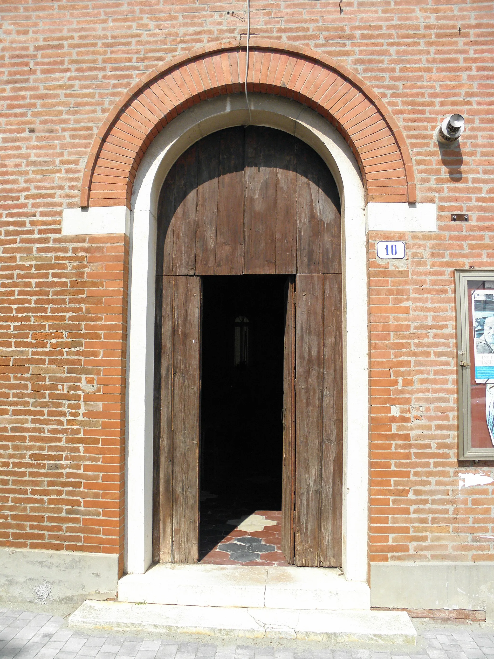 Photo showing: Francolino, frazione di Ferrara: il portale della piccola chiesa romanica di San Marco Evangelista (XII secolo)