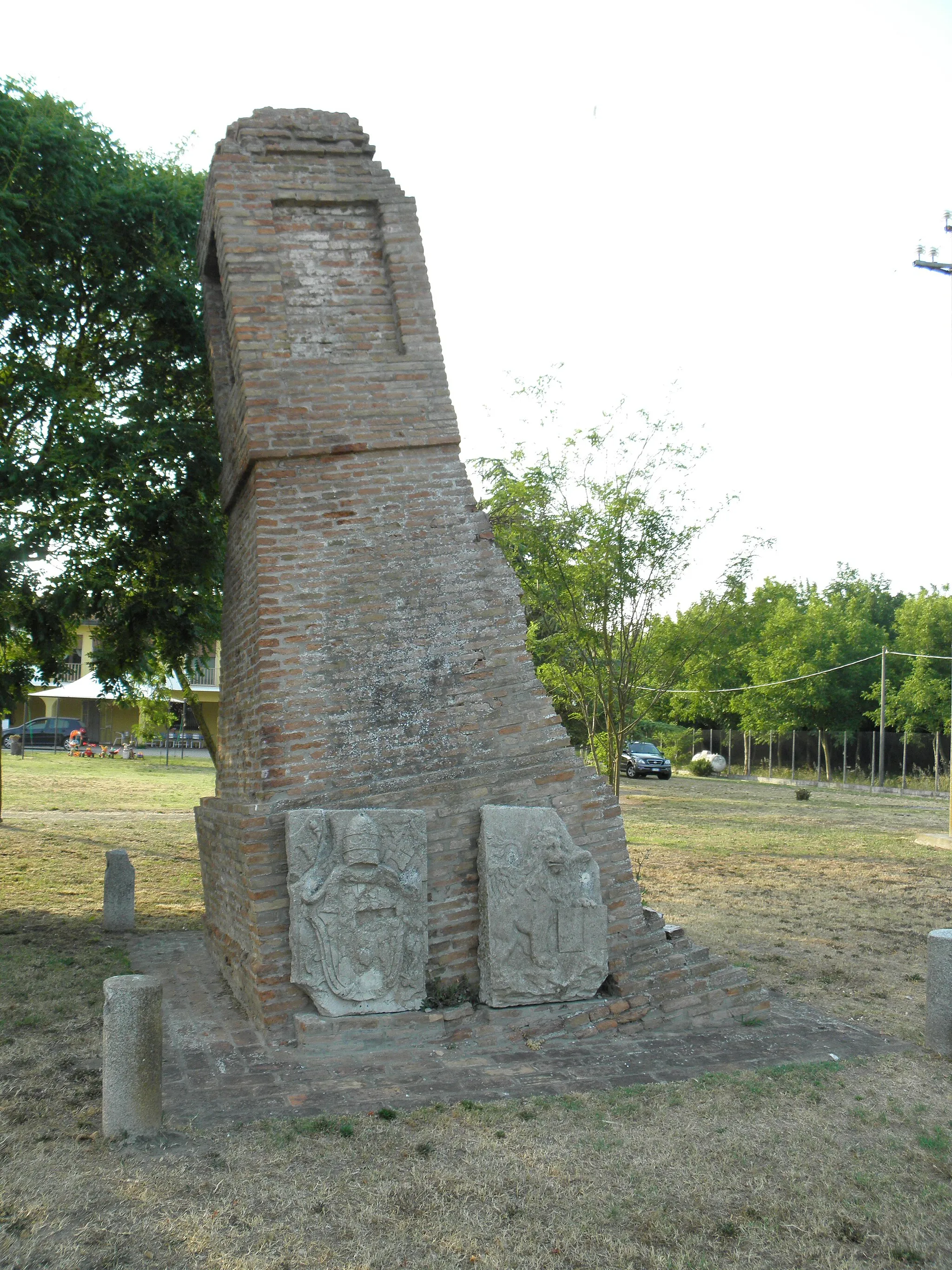 Photo showing: Torre, località nel comune di Ariano nel Polesine: il cippo che segnava il confine tra lo Stato Pontificio e la Repubblica di Venezia.