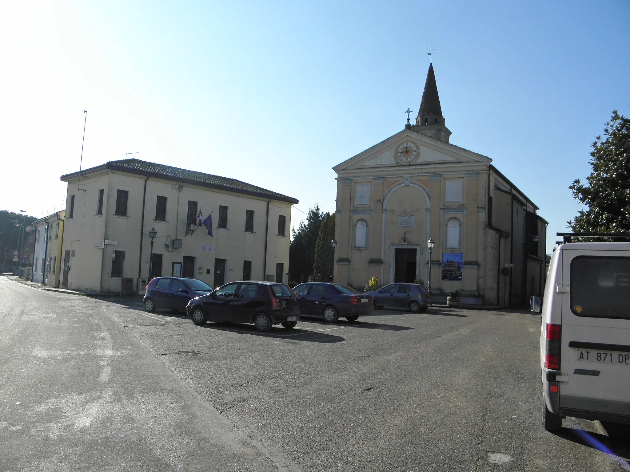 Photo showing: Bellombra, frazione di Adria: Piazza san Giacomo con gli uffici decentrati del comune di Adria e la chiesa parrocchiale di San Giacomo Apostolo.
