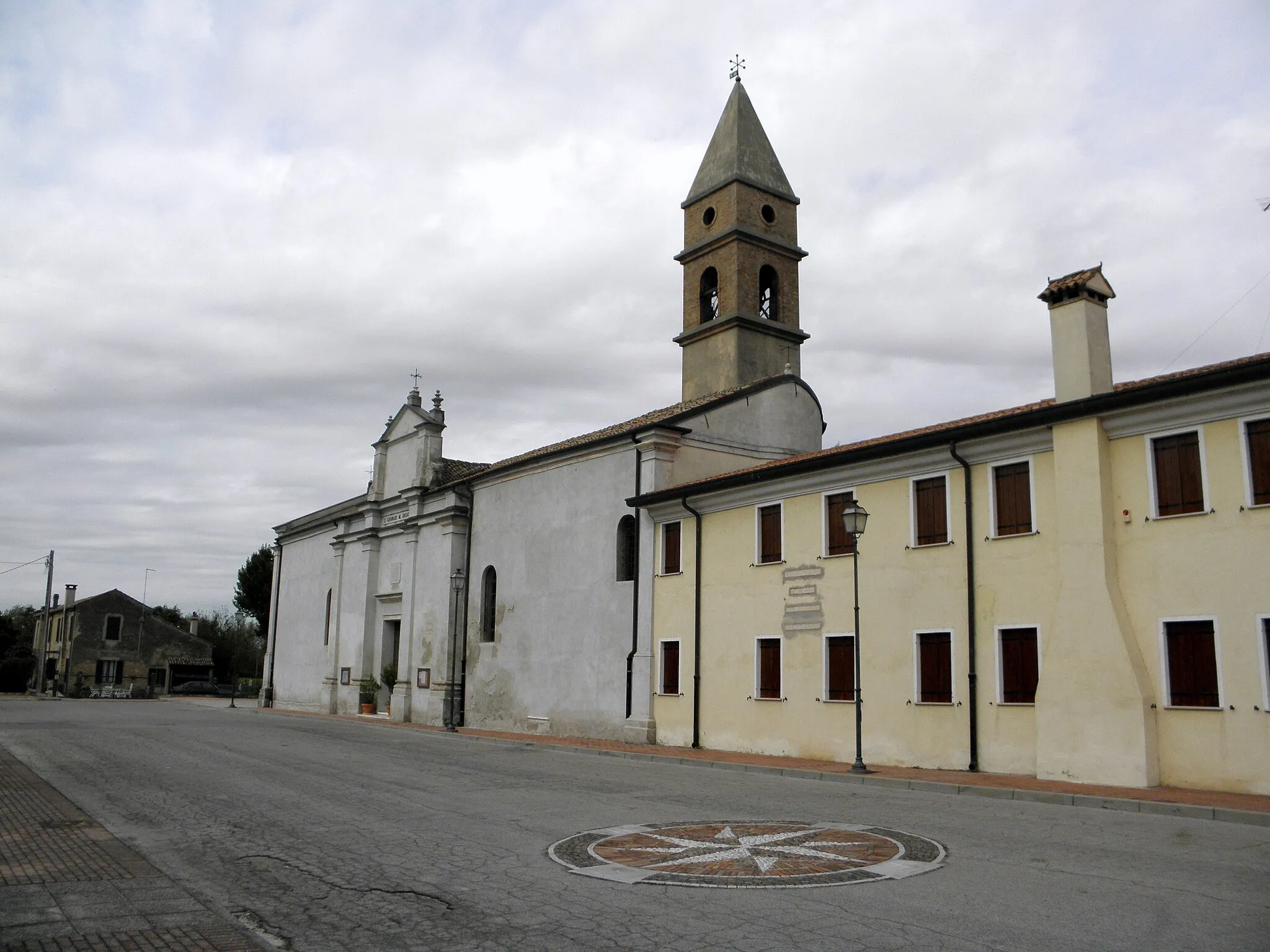 Photo showing: Mazzorno Sinistro, frazione di Adria: Piazza San Giorgio, in secondo piano la chiesa che da nome alla piazza.