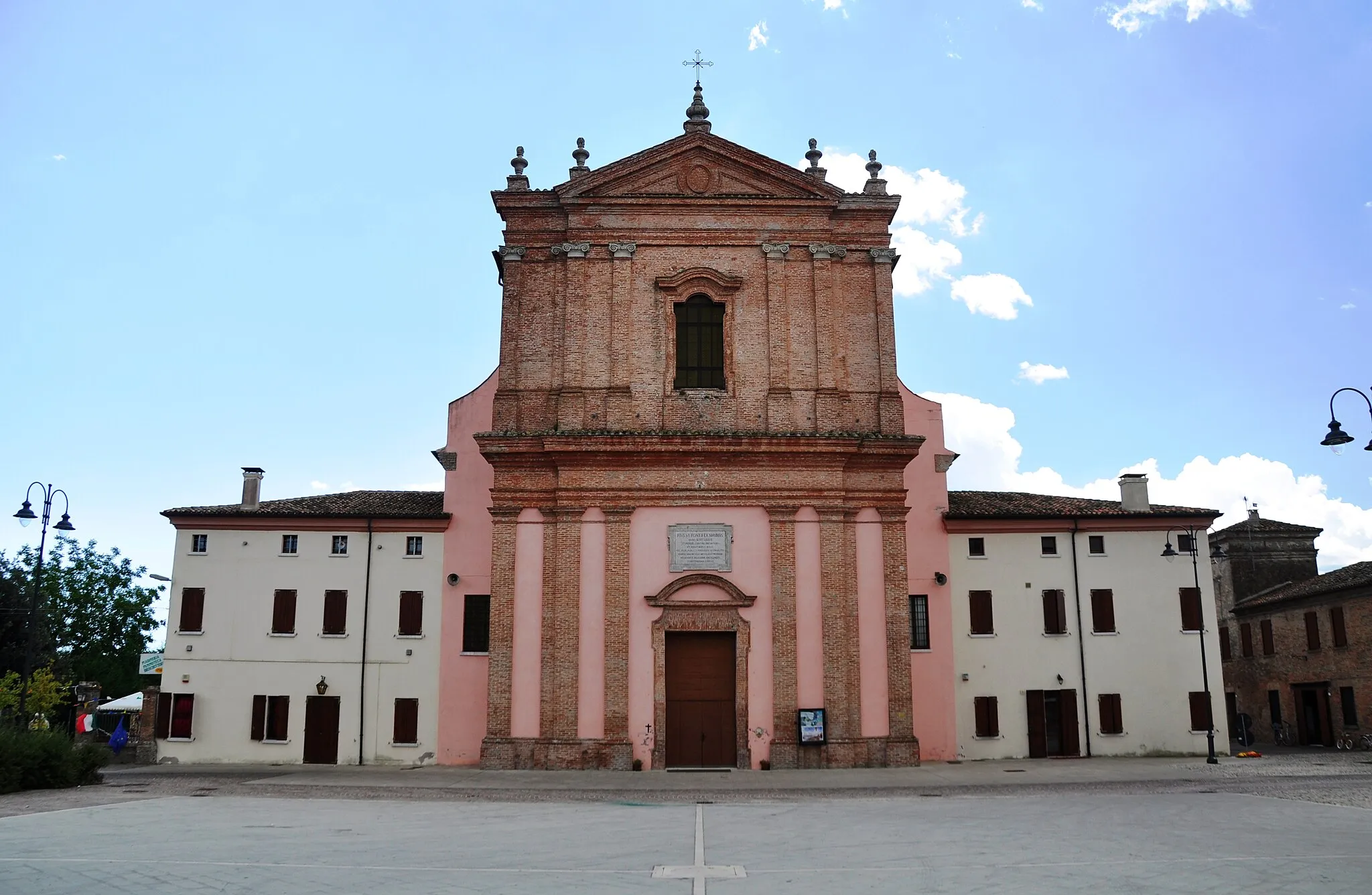 Photo showing: Castello Estense della Mesola, Kirche Nativita'di Maria auf dem Schlossvorplatz