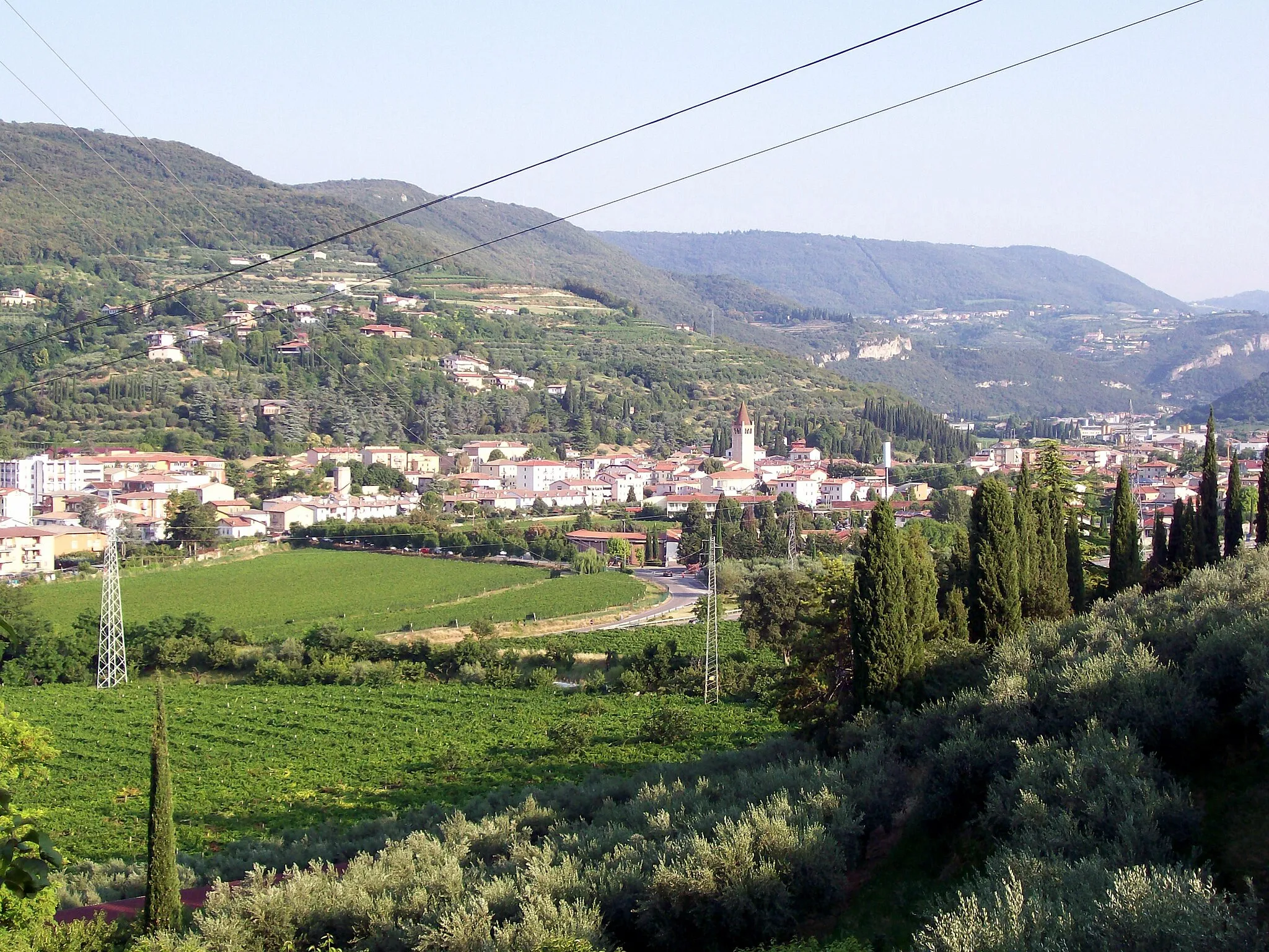 Photo showing: Panorama di Grezzana (VR).
A destra, sul monte, si può notare Alcenago e la sua chiesa.