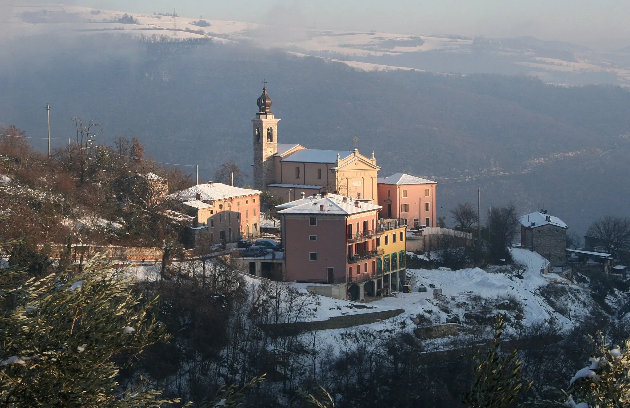 Photo showing: Alcenago Church's view from Oliare hairpin curve