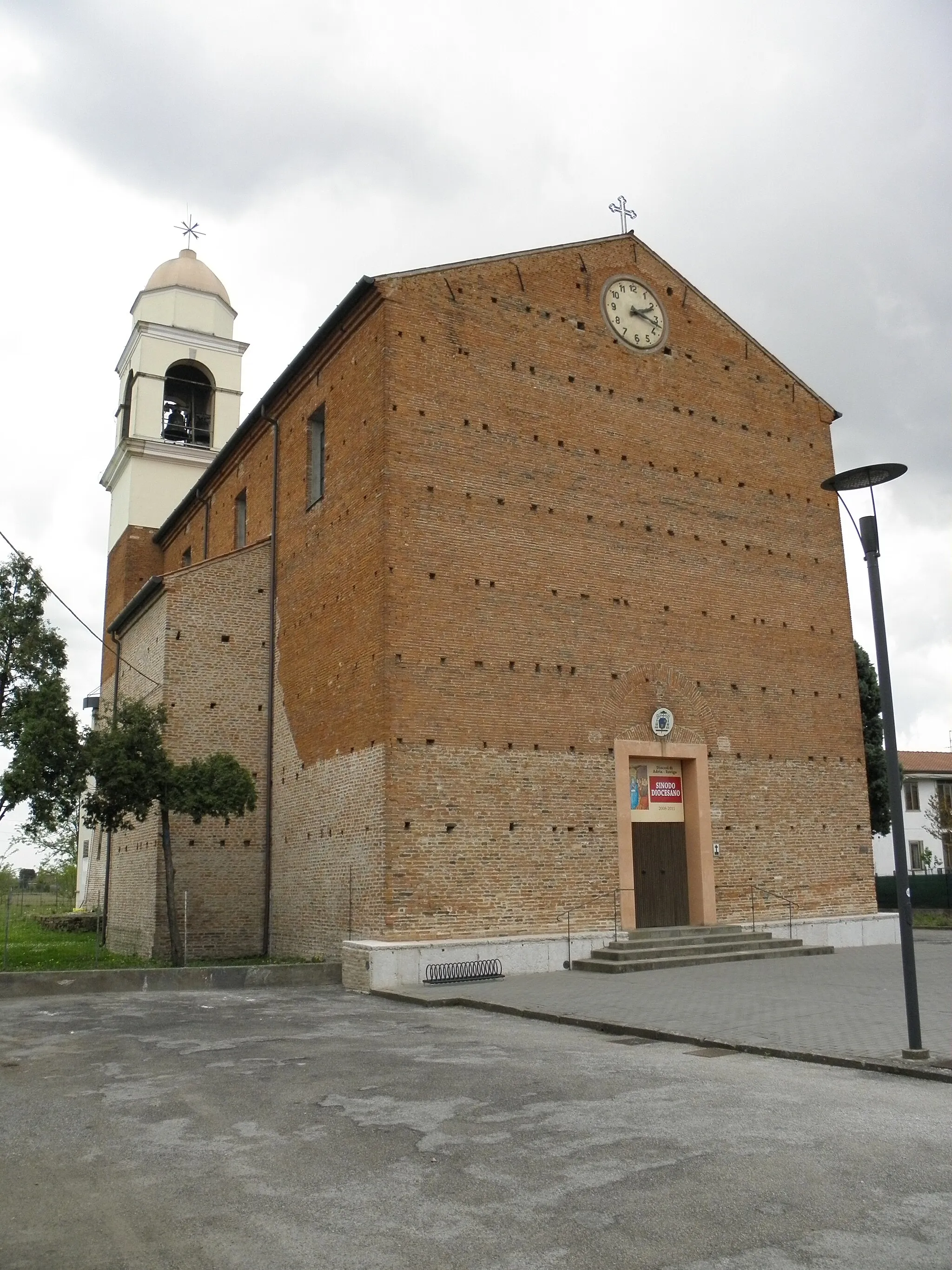 Photo showing: La chiesa parrocchiale dedicata a Santa Margherita, vergine e martire sita a Sarzano, frazione del comune di Rovigo.