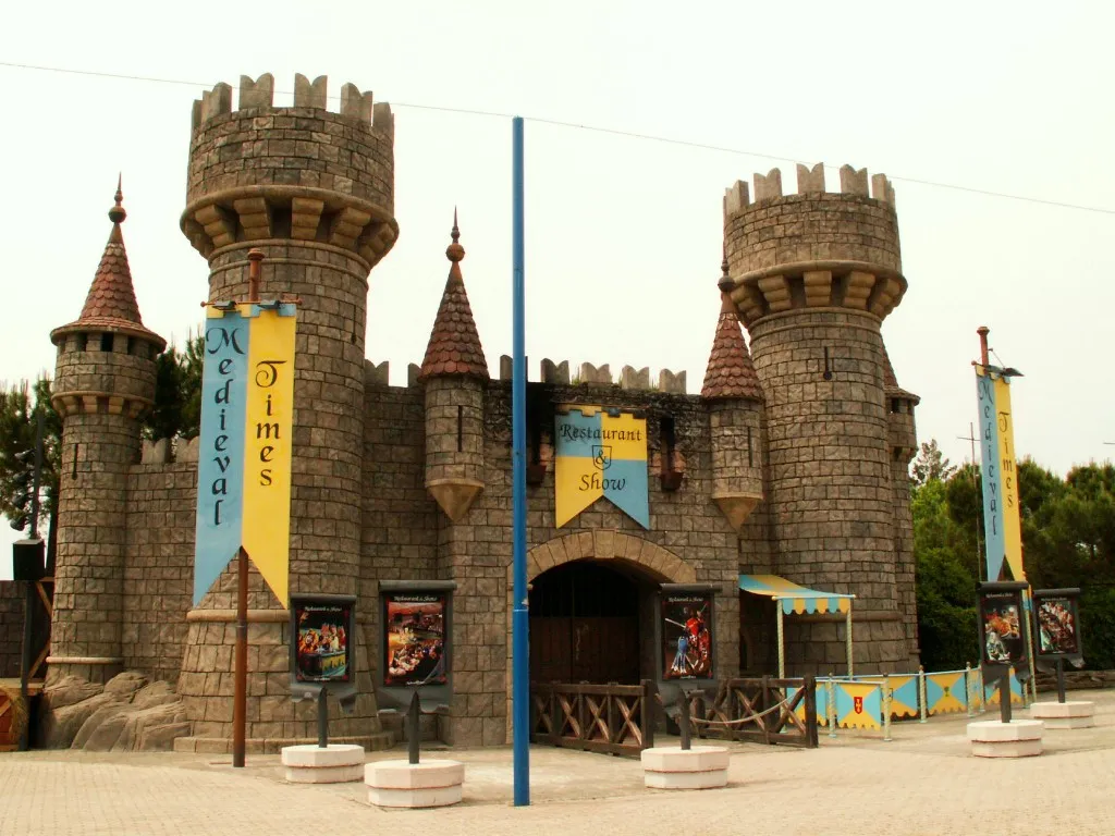 Photo showing: The "Medieval Times" attraction in the Italian Canevaworld amusement park.