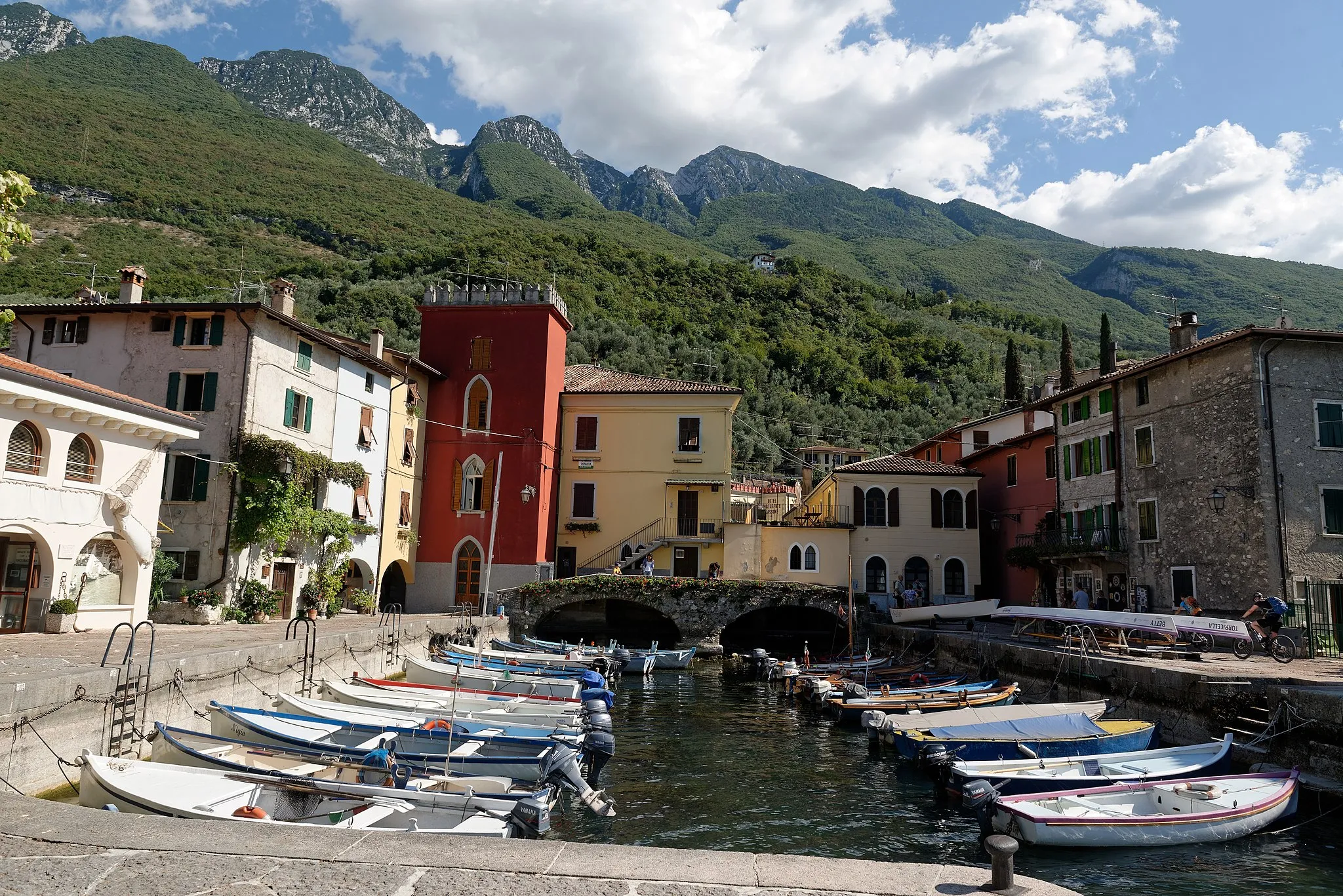 Photo showing: The harbour of Cassone di Malcesine, on the Garda Lake.