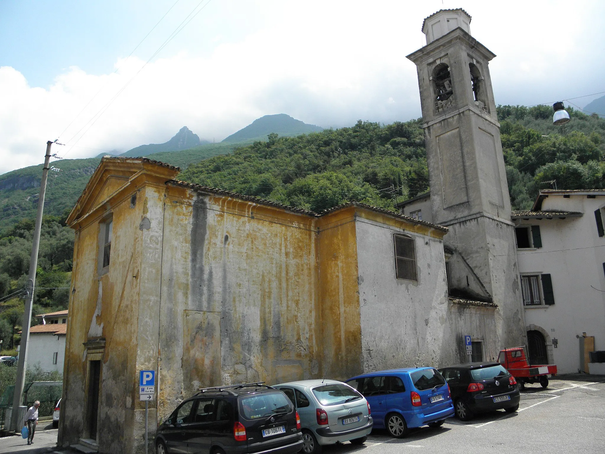 Photo showing: Cassone, frazione di Malcesine: l'Oratorio dei Santi Benigno e Caro, esterno.