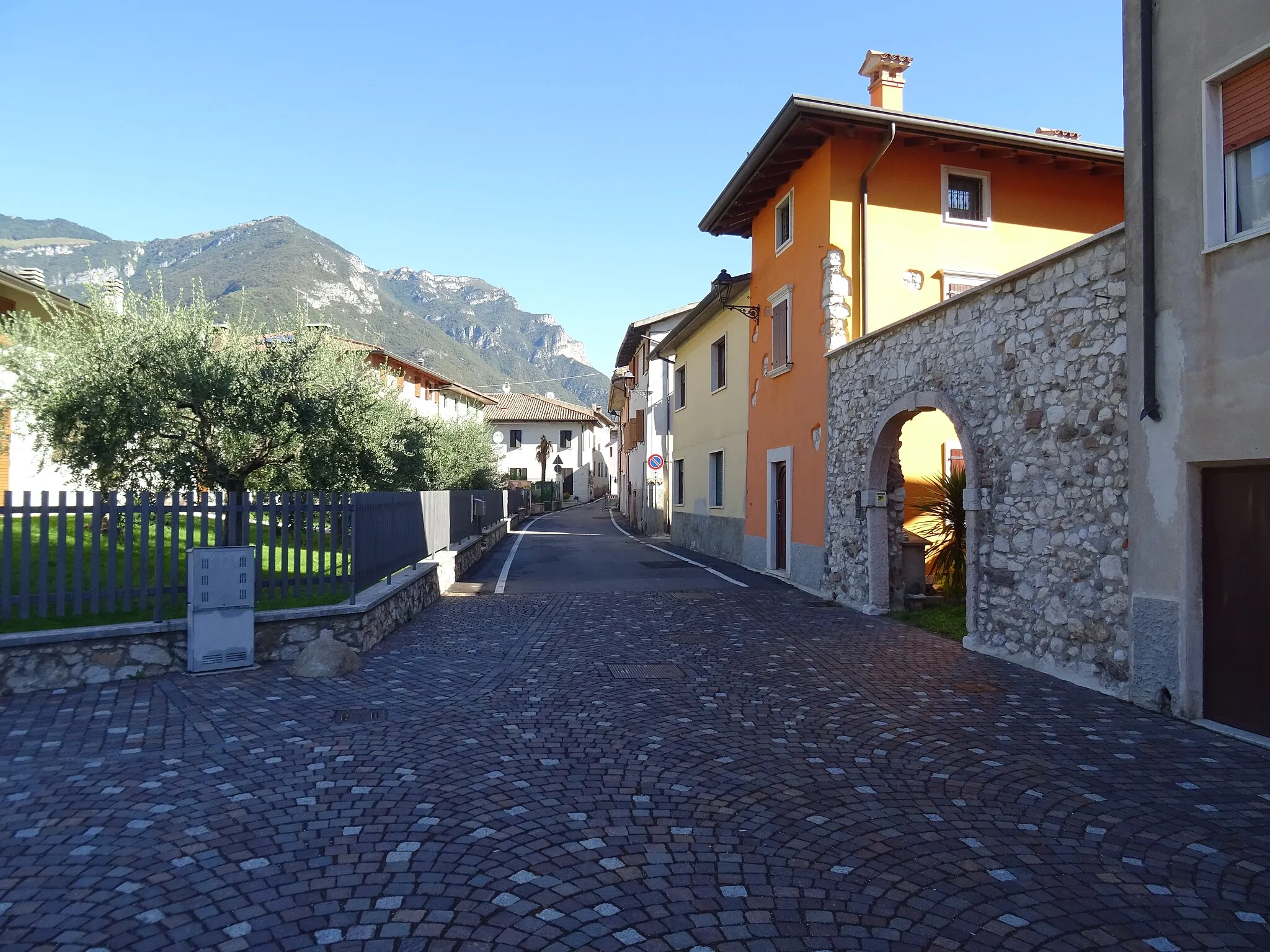 Photo showing: Ossenigo (Dolcè, Veneto, Italy) - Glimpse